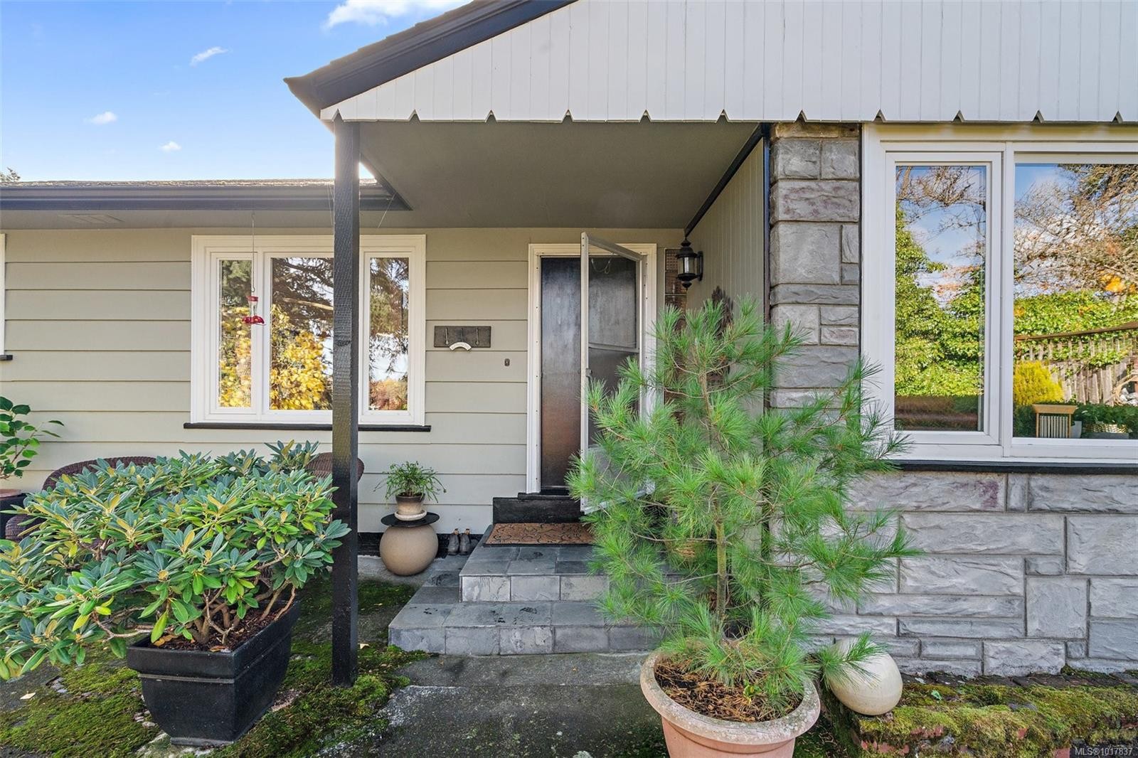 943 Selkirk Ave, Esquimalt, BC