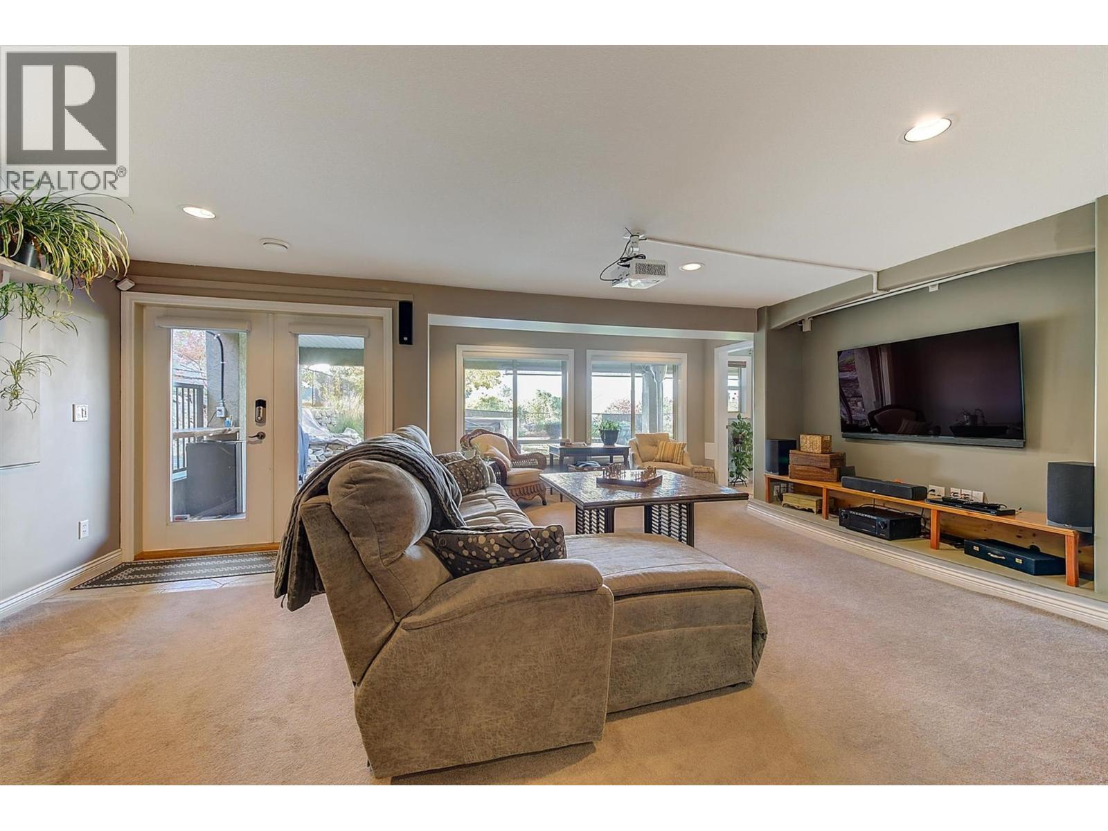 3275 Merlot Court, West Kelowna, BC - Indoor Photo Showing Living Room