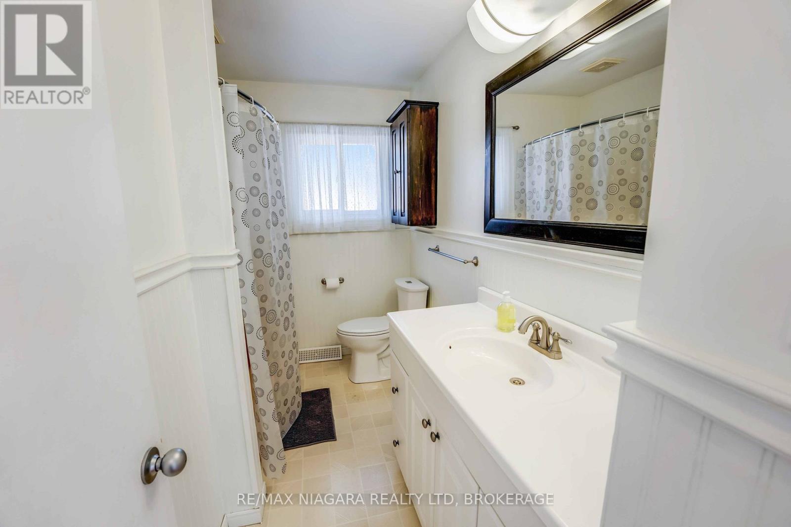 Main Level - 144 Elm Street, Port Colborne (Sugarloaf), ON - Indoor Photo Showing Bathroom