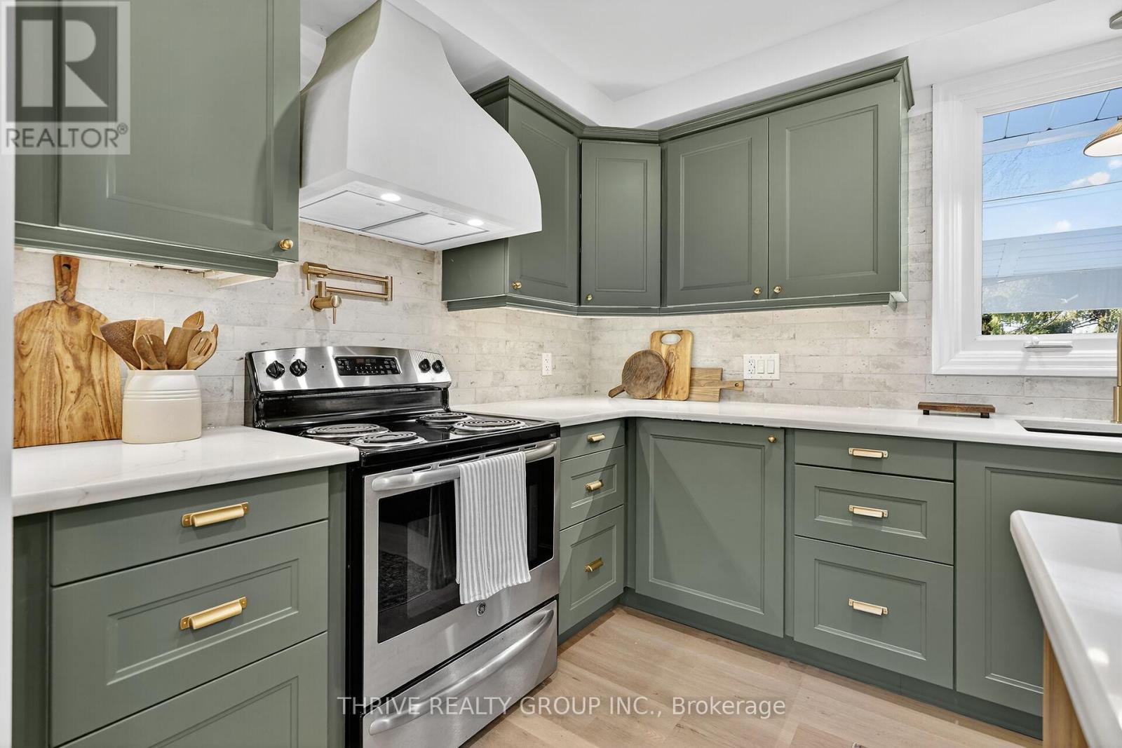 22639 Troops Road, Strathroy-Caradoc (Mount Brydges), ON - Indoor Photo Showing Kitchen With Upgraded Kitchen