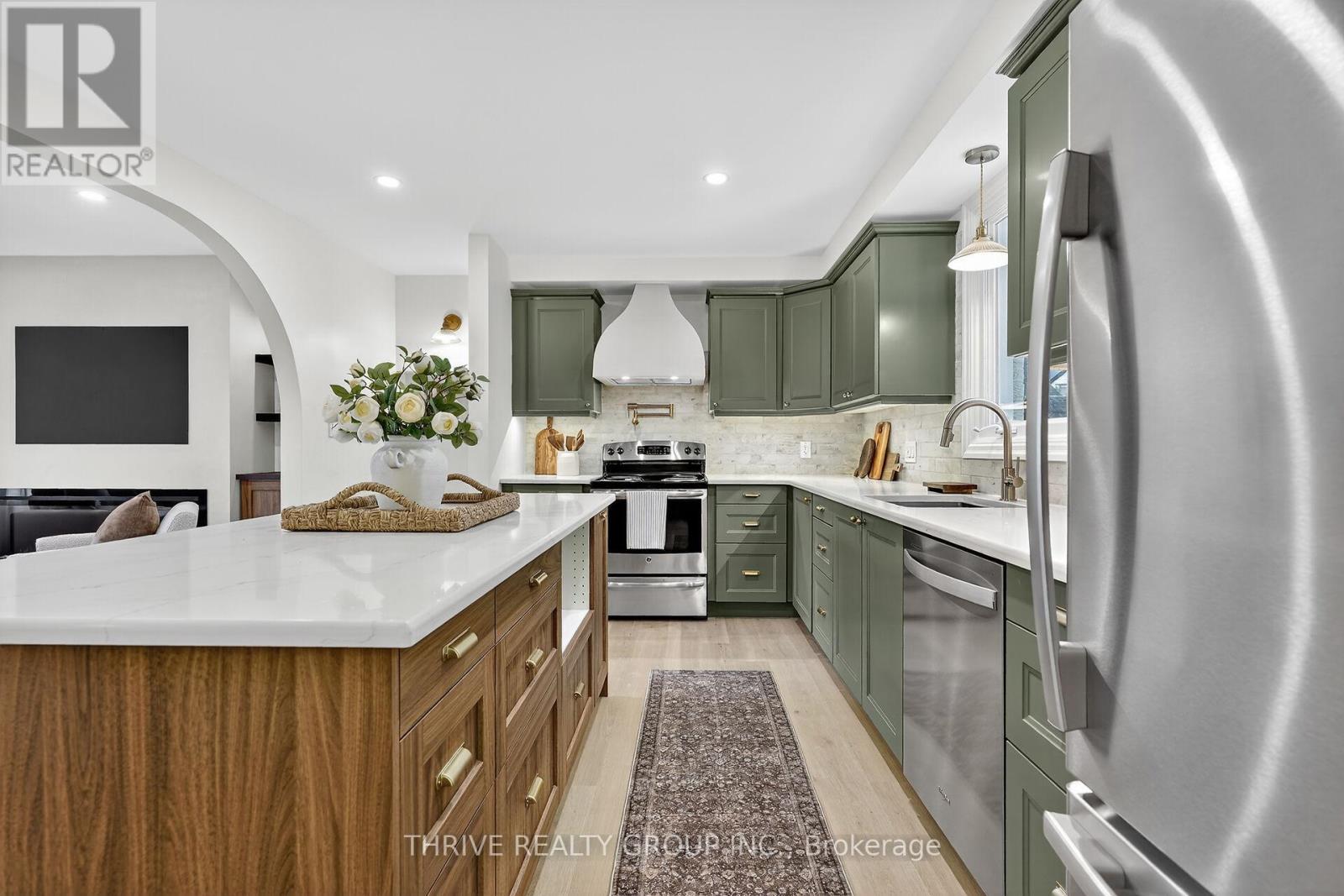 22639 Troops Road, Strathroy-Caradoc (Mount Brydges), ON - Indoor Photo Showing Kitchen With Upgraded Kitchen
