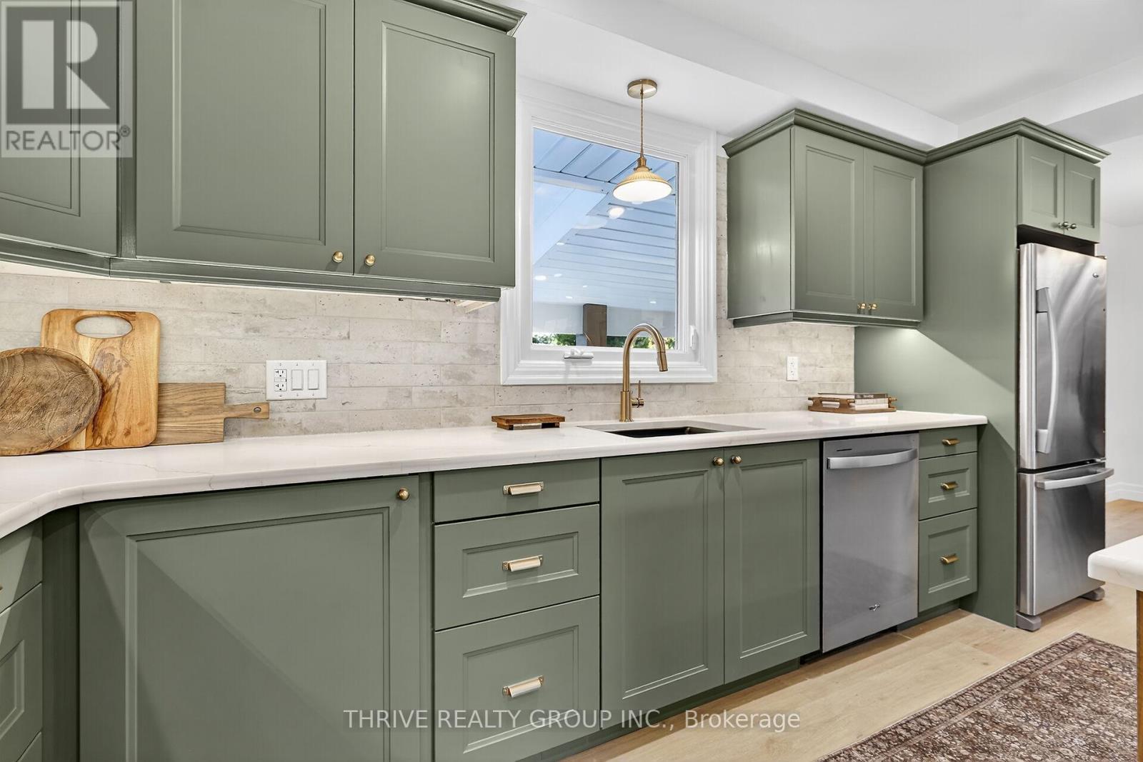 22639 Troops Road, Strathroy-Caradoc (Mount Brydges), ON - Indoor Photo Showing Kitchen With Upgraded Kitchen