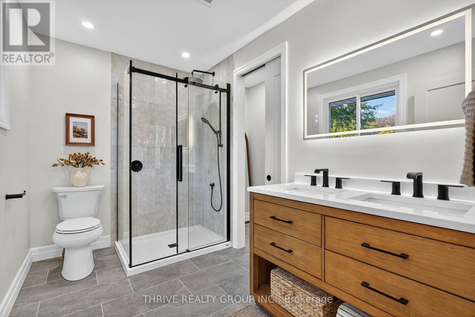 22639 Troops Road, Strathroy-Caradoc (Mount Brydges), ON - Indoor Photo Showing Bathroom