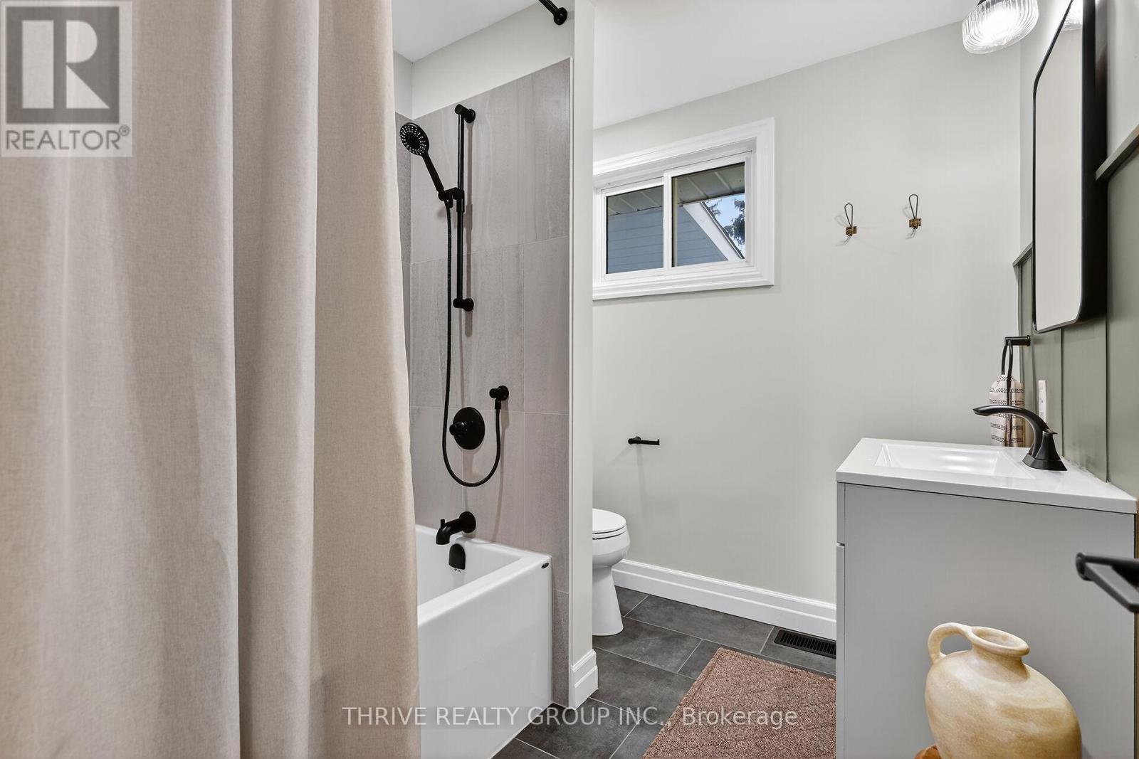 22639 Troops Road, Strathroy-Caradoc (Mount Brydges), ON - Indoor Photo Showing Bathroom