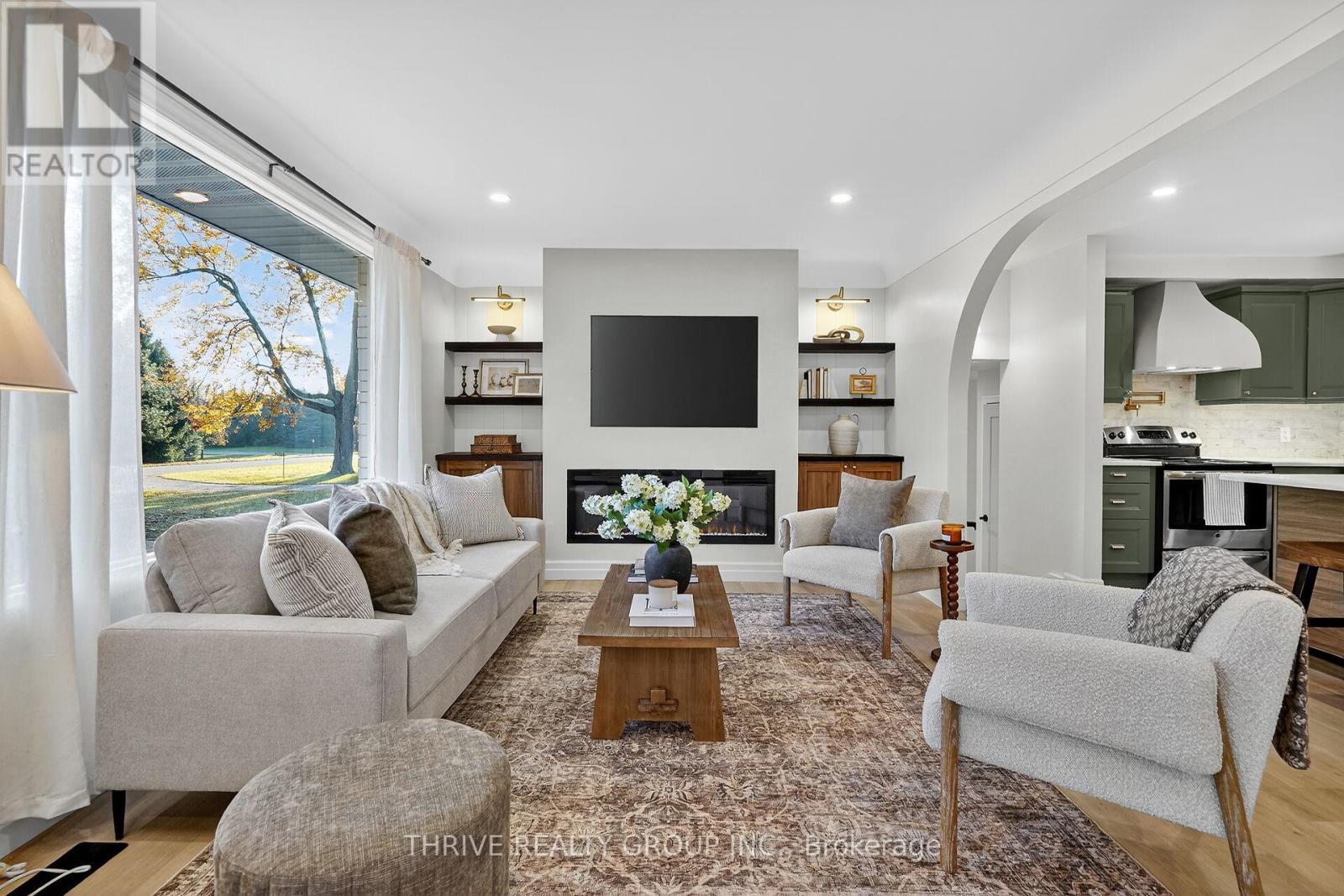 22639 Troops Road, Strathroy-Caradoc (Mount Brydges), ON - Indoor Photo Showing Living Room