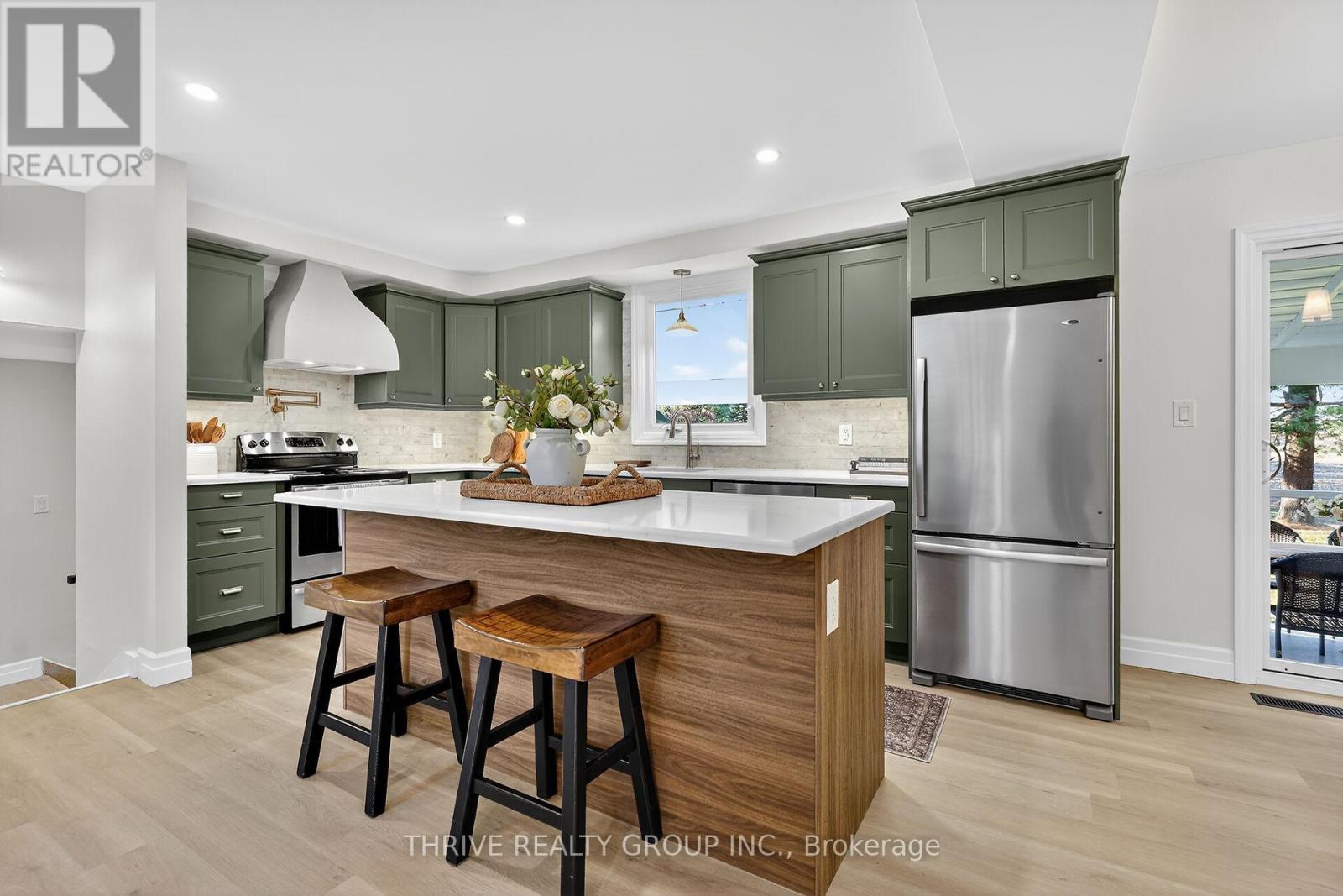 22639 Troops Road, Strathroy-Caradoc (Mount Brydges), ON - Indoor Photo Showing Kitchen With Upgraded Kitchen