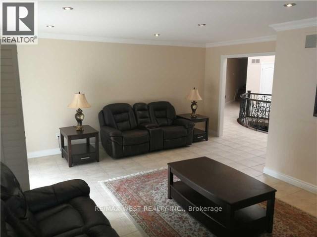 90 Stephanie Boulevard, Vaughan, ON - Indoor Photo Showing Living Room