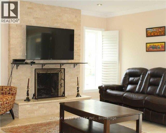 90 Stephanie Boulevard, Vaughan, ON - Indoor Photo Showing Living Room With Fireplace