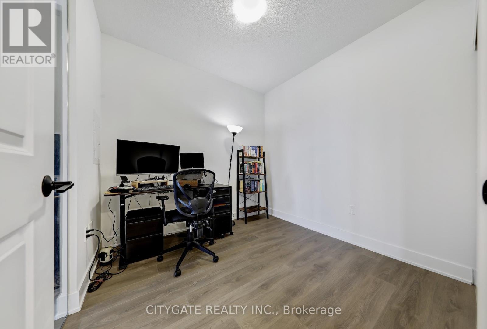 1610 - 202 Burnhamthorpe Road E, Mississauga, ON - Indoor Photo Showing Office