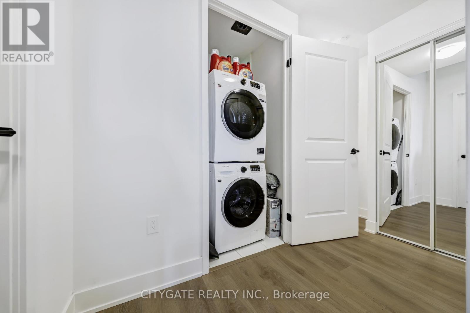 1610 - 202 Burnhamthorpe Road E, Mississauga, ON - Indoor Photo Showing Laundry Room