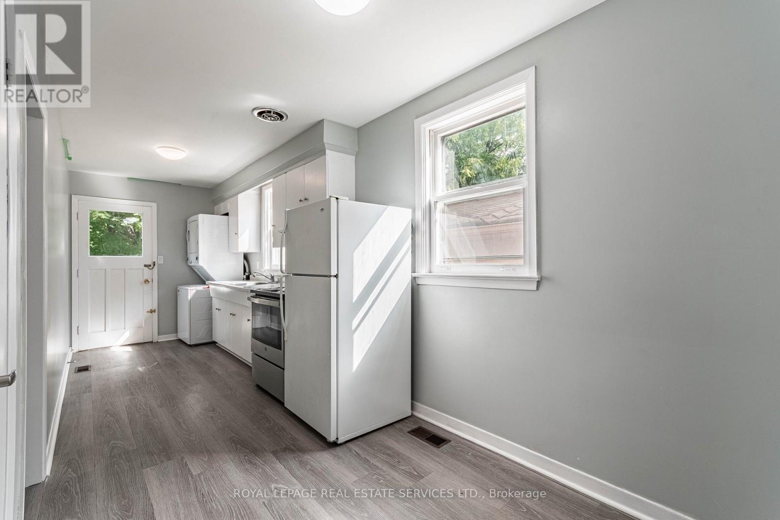 Main - 144 Lake Crescent, Toronto, ON - Indoor Photo Showing Kitchen