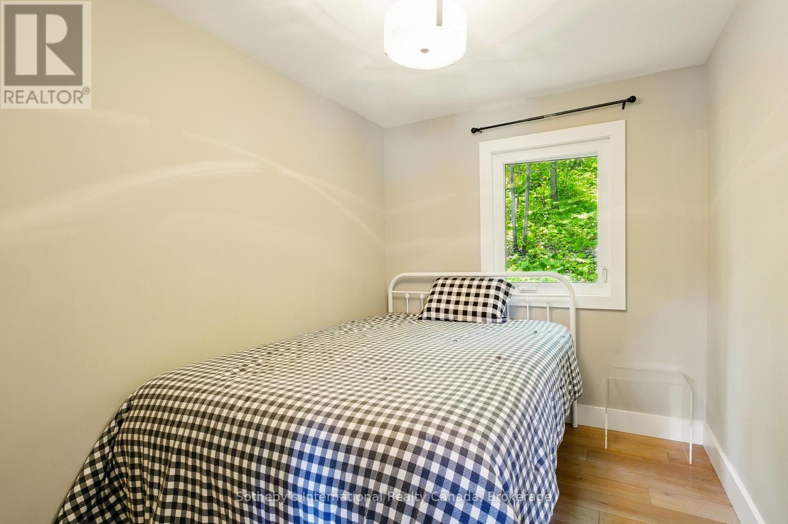 6394 Go Home Lake Shore, Georgian Bay (Gibson), ON - Indoor Photo Showing Bedroom