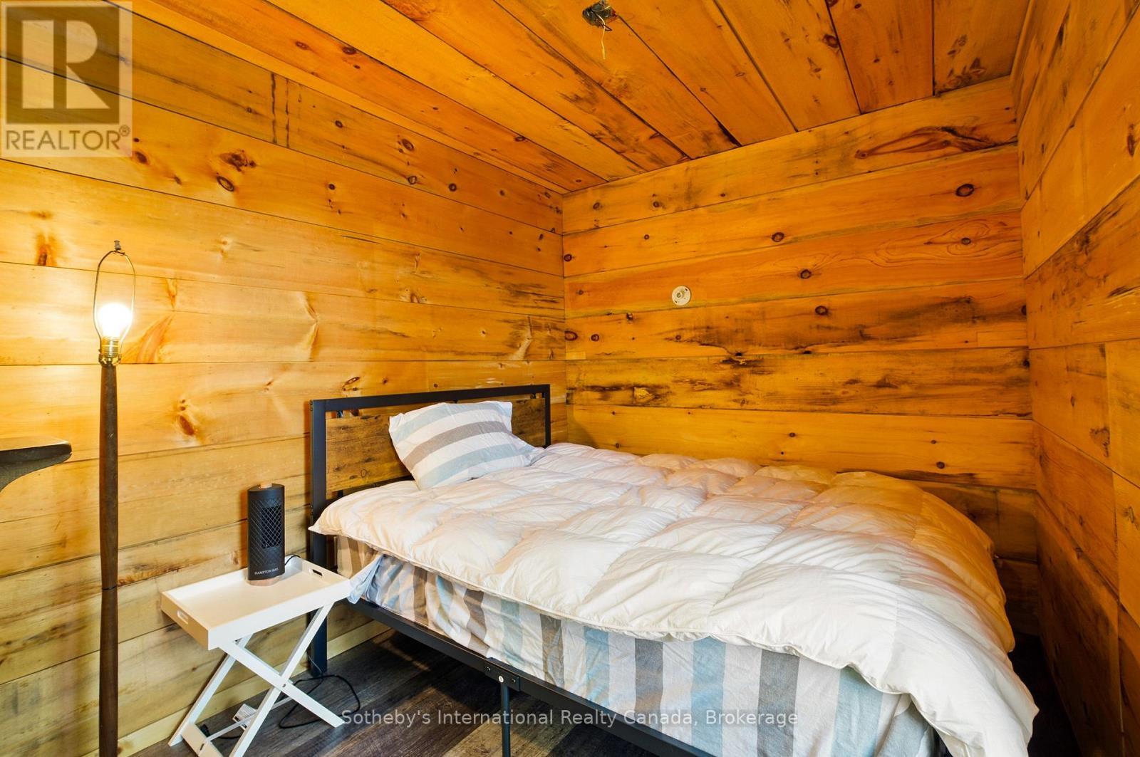 6394 Go Home Lake Shore, Georgian Bay (Gibson), ON - Indoor Photo Showing Bedroom