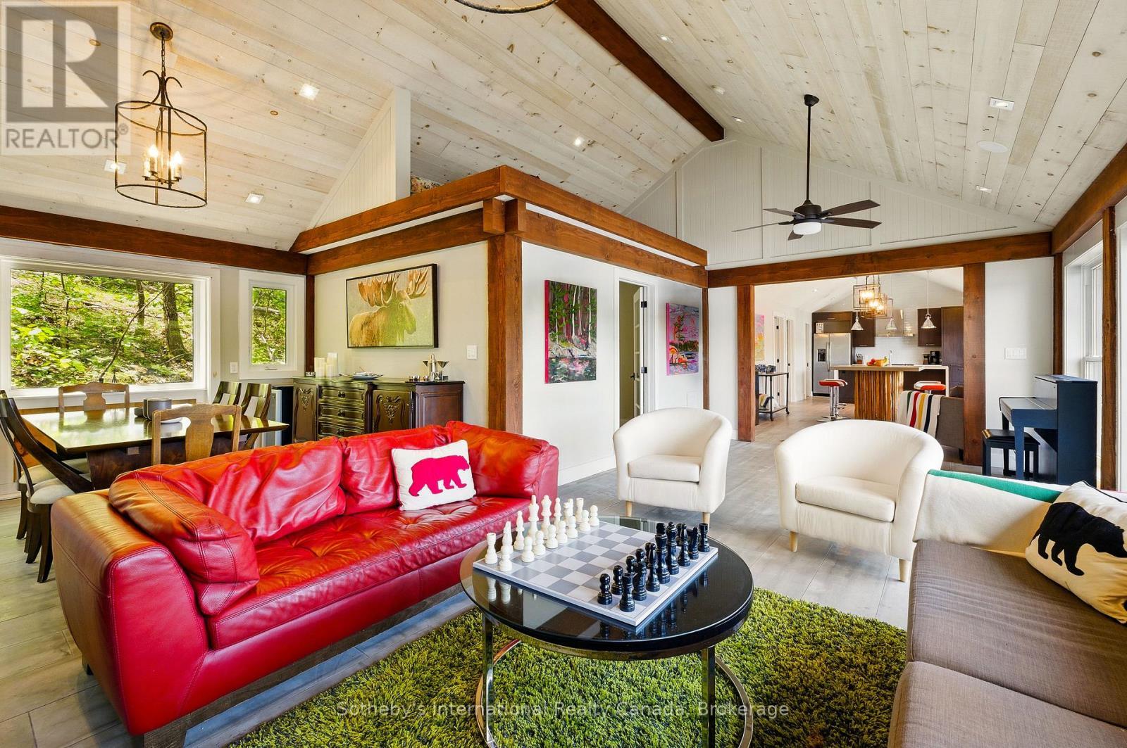6394 Go Home Lake Shore, Georgian Bay (Gibson), ON - Indoor Photo Showing Living Room