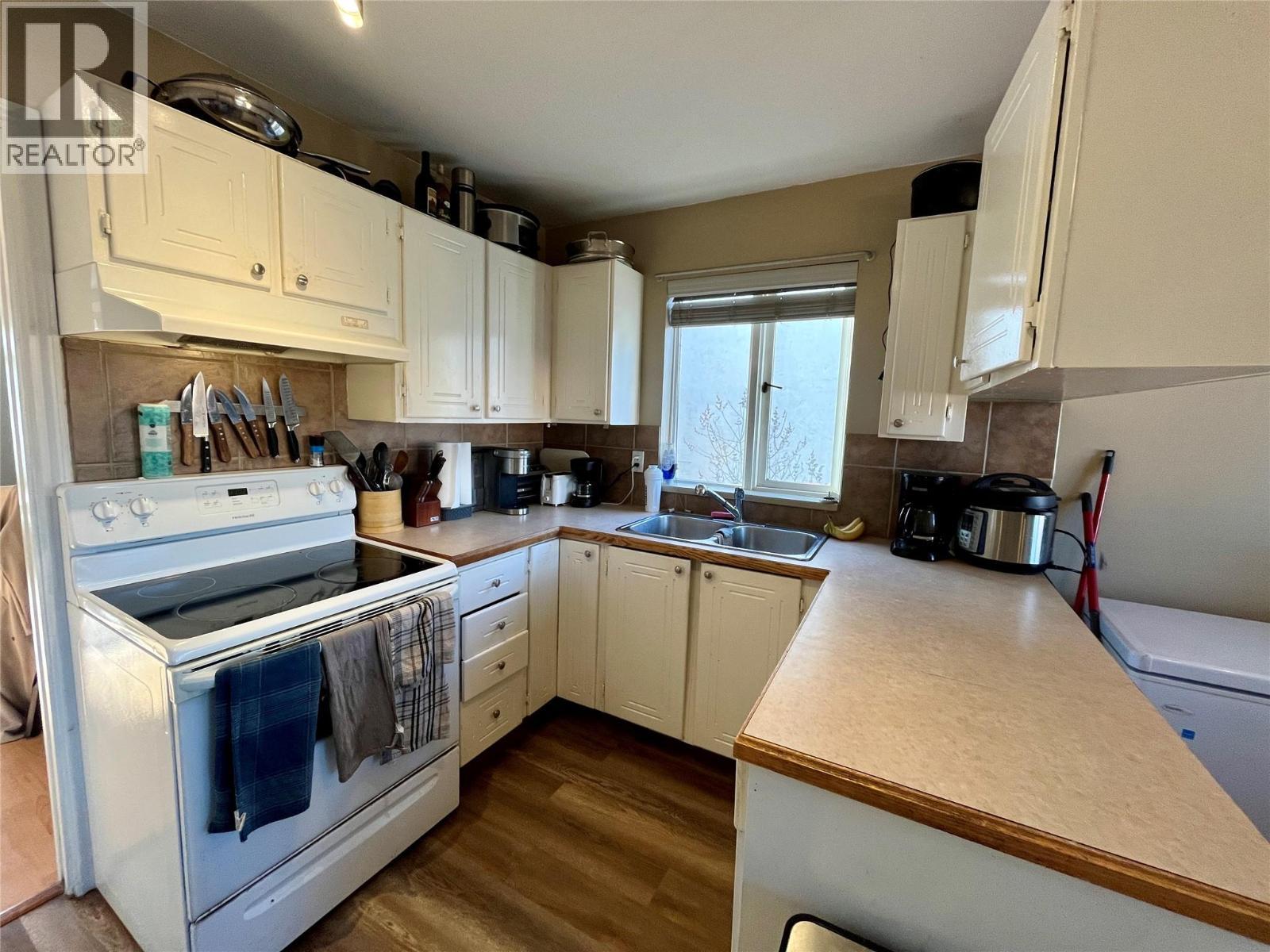 128 Peace River Crescent, Tumbler Ridge, BC - Indoor Photo Showing Kitchen With Double Sink