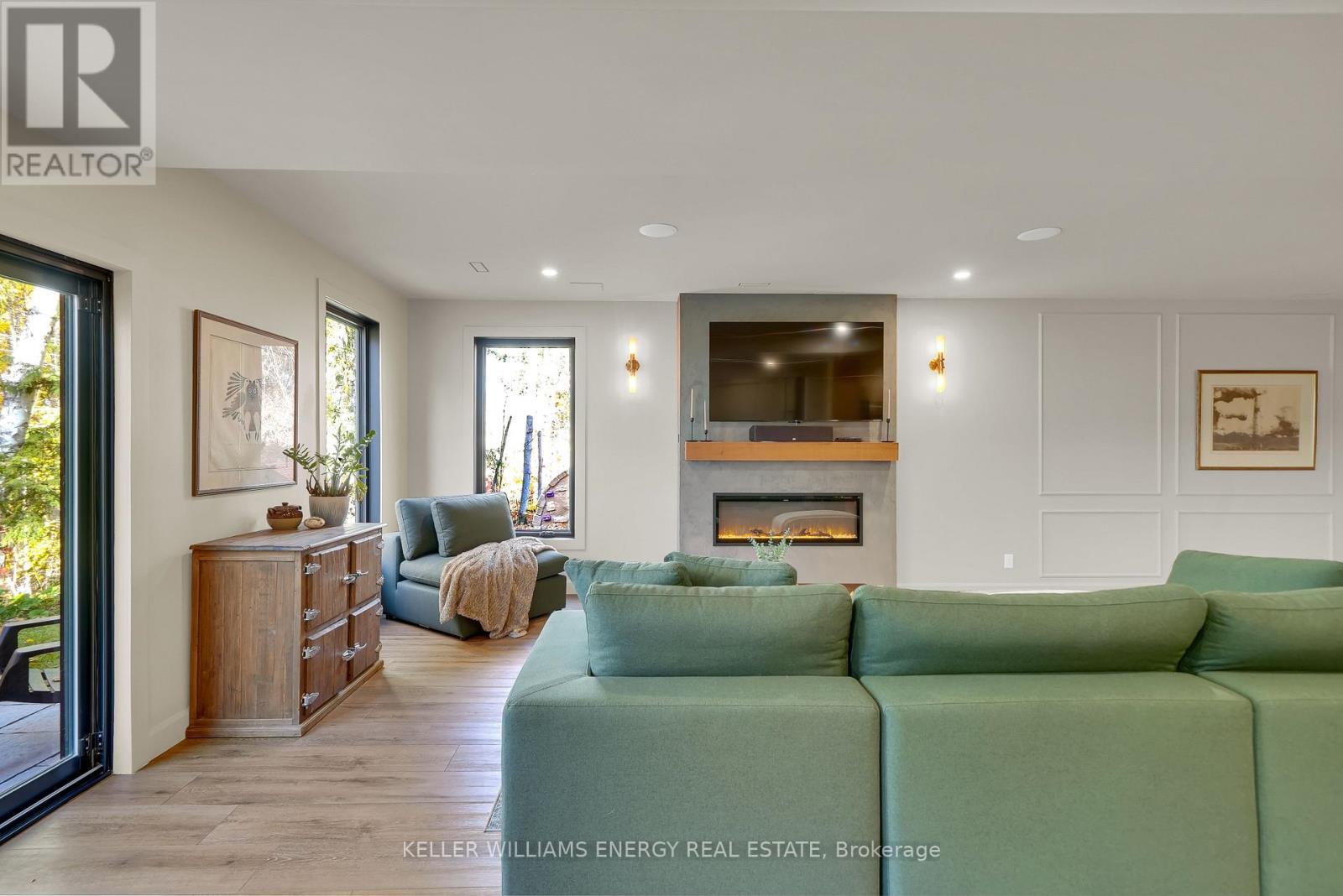 17 New Pierce Drive, Stirling-Rawdon (Rawdon Ward), ON - Indoor Photo Showing Living Room With Fireplace