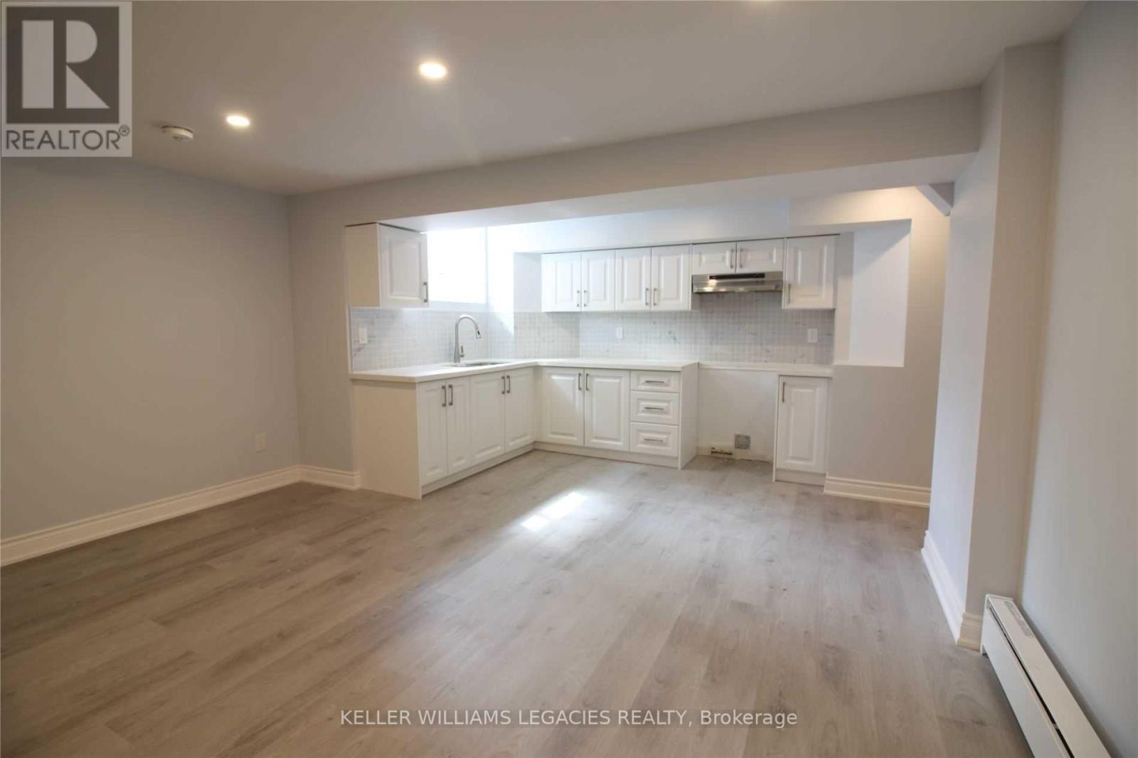 Bsmt - 30 Richgrove Drive, Brampton, ON - Indoor Photo Showing Kitchen