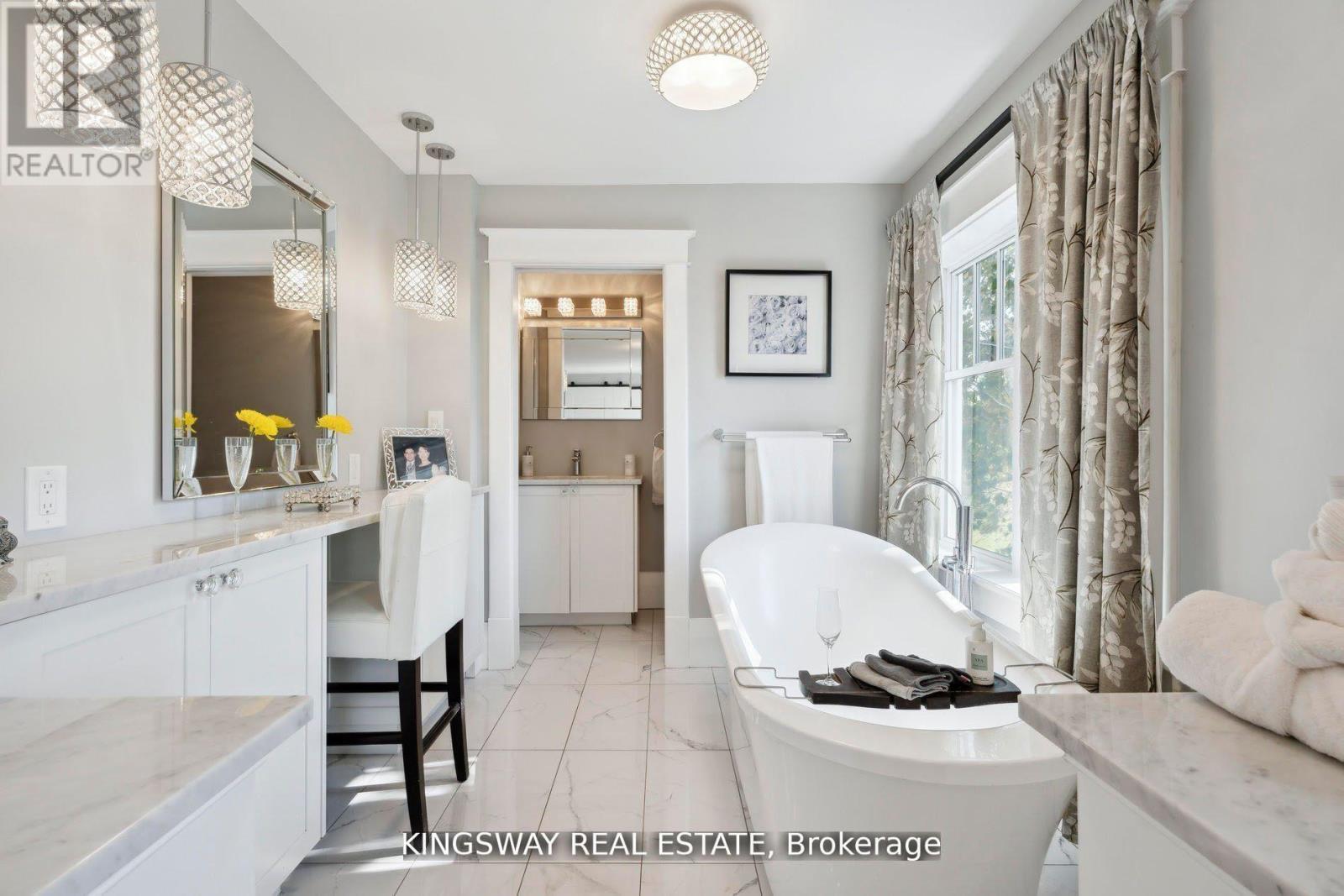 2612 10Th Line, Innisfil, ON - Indoor Photo Showing Bathroom