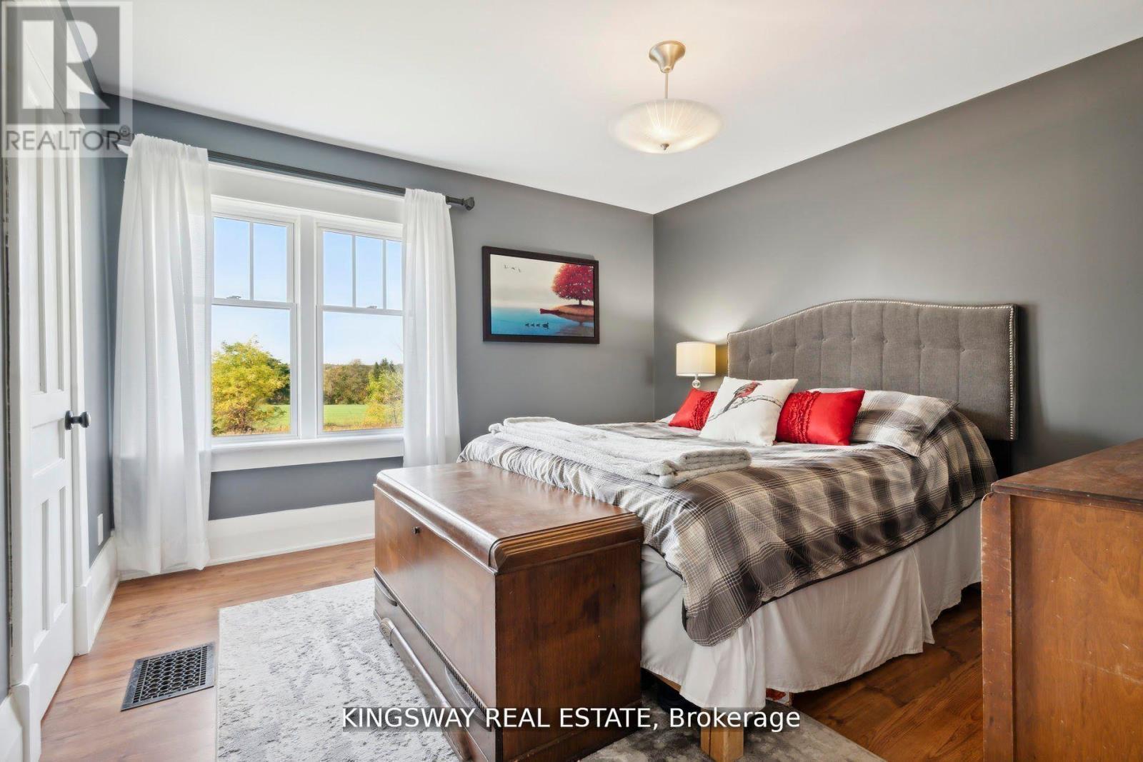 2612 10Th Line, Innisfil, ON - Indoor Photo Showing Bedroom