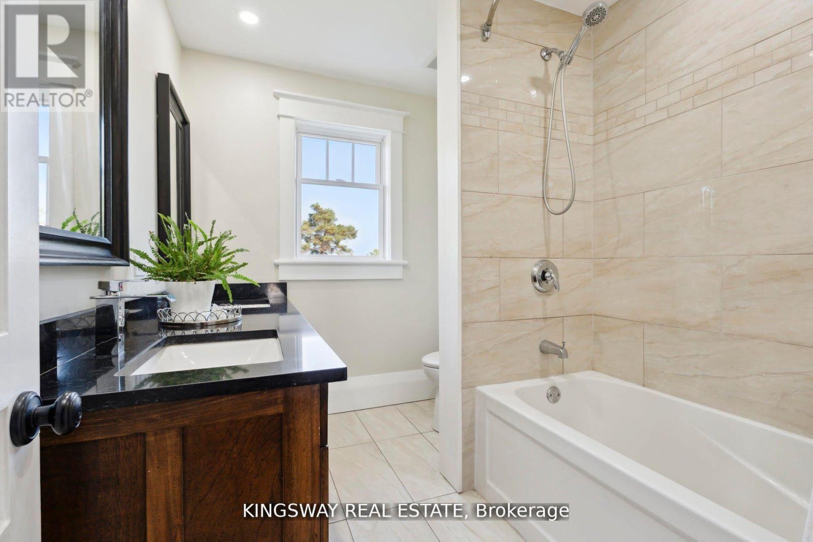 2612 10Th Line, Innisfil, ON - Indoor Photo Showing Bathroom