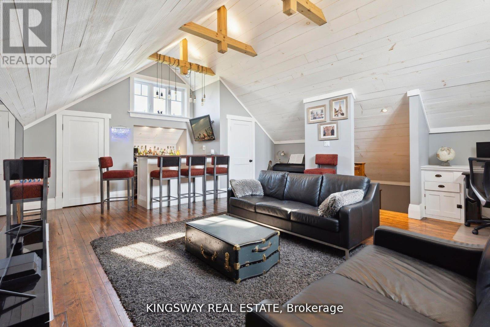 2612 10Th Line, Innisfil, ON - Indoor Photo Showing Living Room