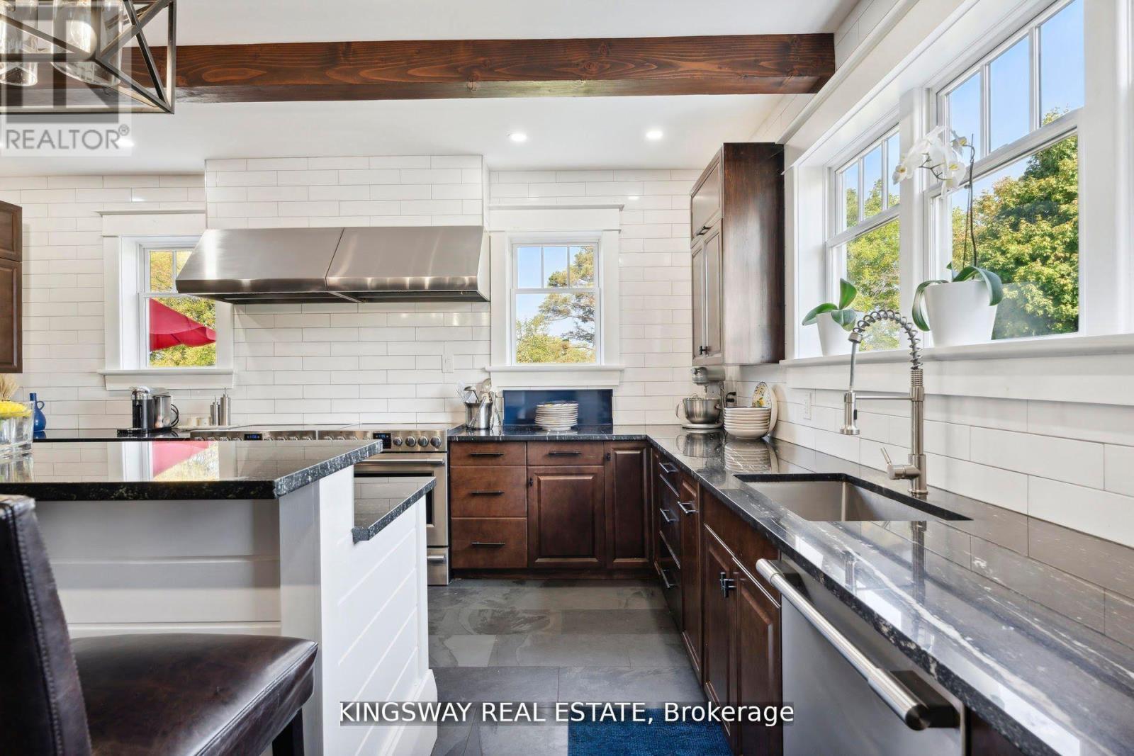 2612 10Th Line, Innisfil, ON - Indoor Photo Showing Kitchen With Upgraded Kitchen