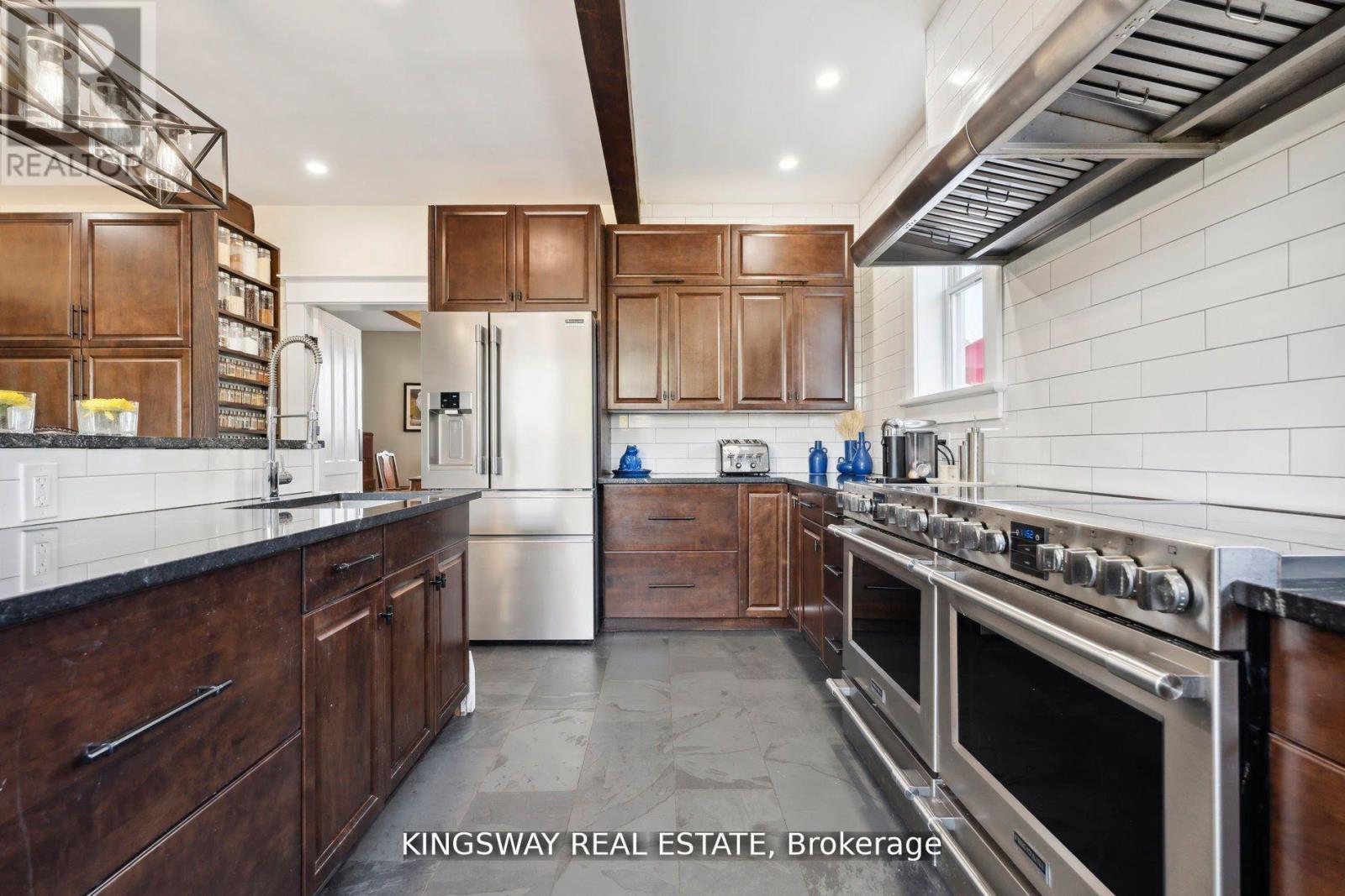 2612 10Th Line, Innisfil, ON - Indoor Photo Showing Kitchen With Upgraded Kitchen