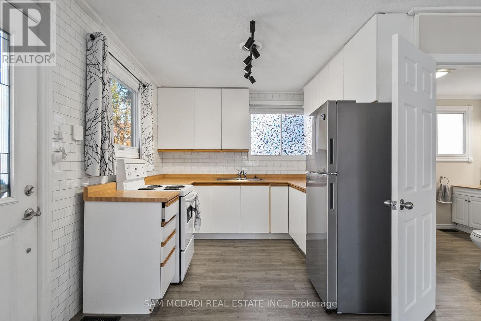 1805 River Road W, Wasaga Beach, ON - Indoor Photo Showing Kitchen