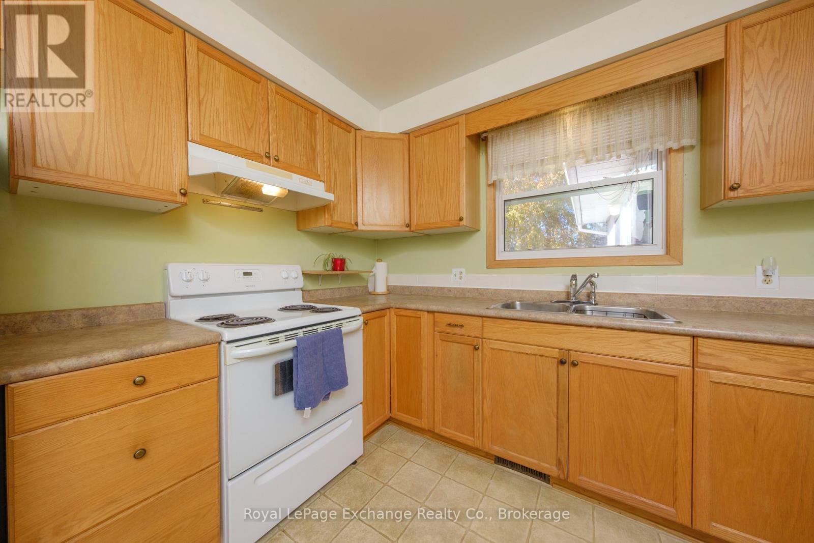 28 Heather Boulevard, Huron-Kinloss, ON - Indoor Photo Showing Kitchen With Double Sink