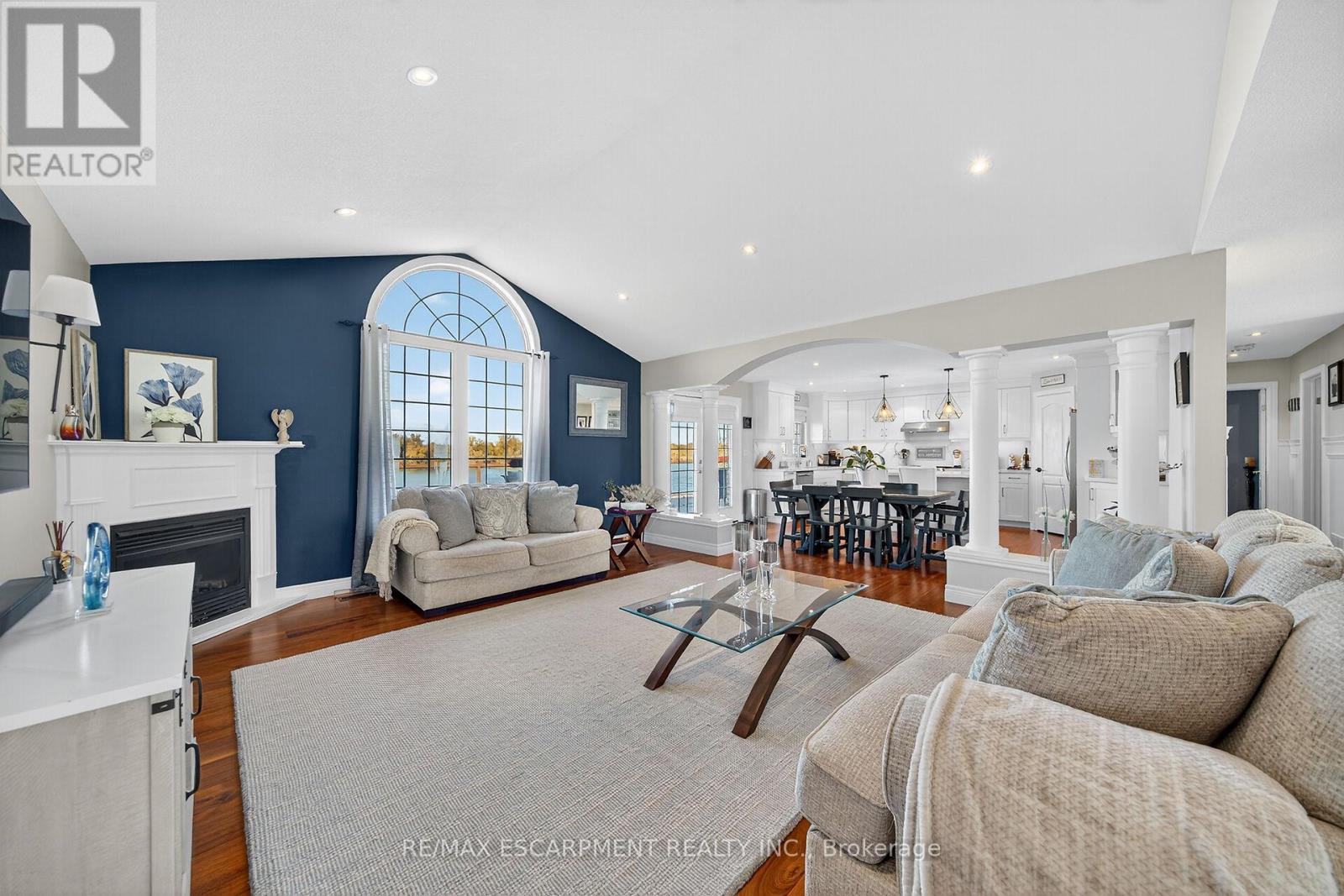 1140 River Road, Haldimand, ON - Indoor Photo Showing Living Room