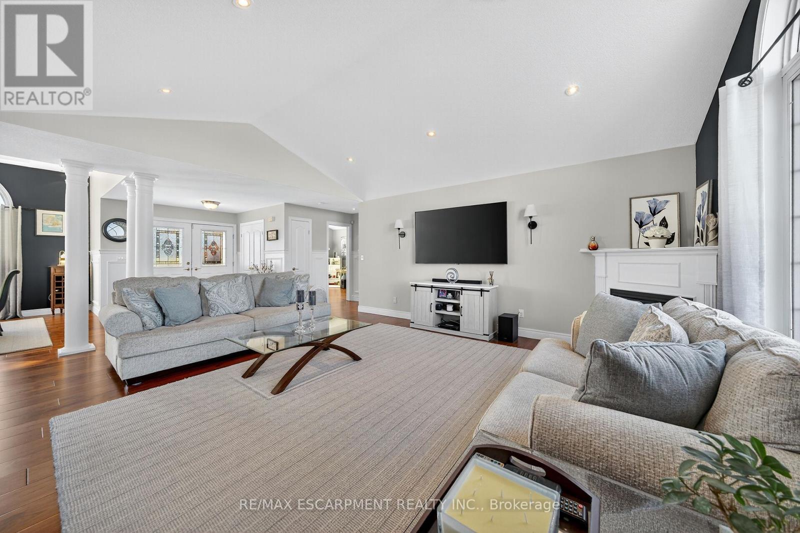 1140 River Road, Haldimand, ON - Indoor Photo Showing Living Room