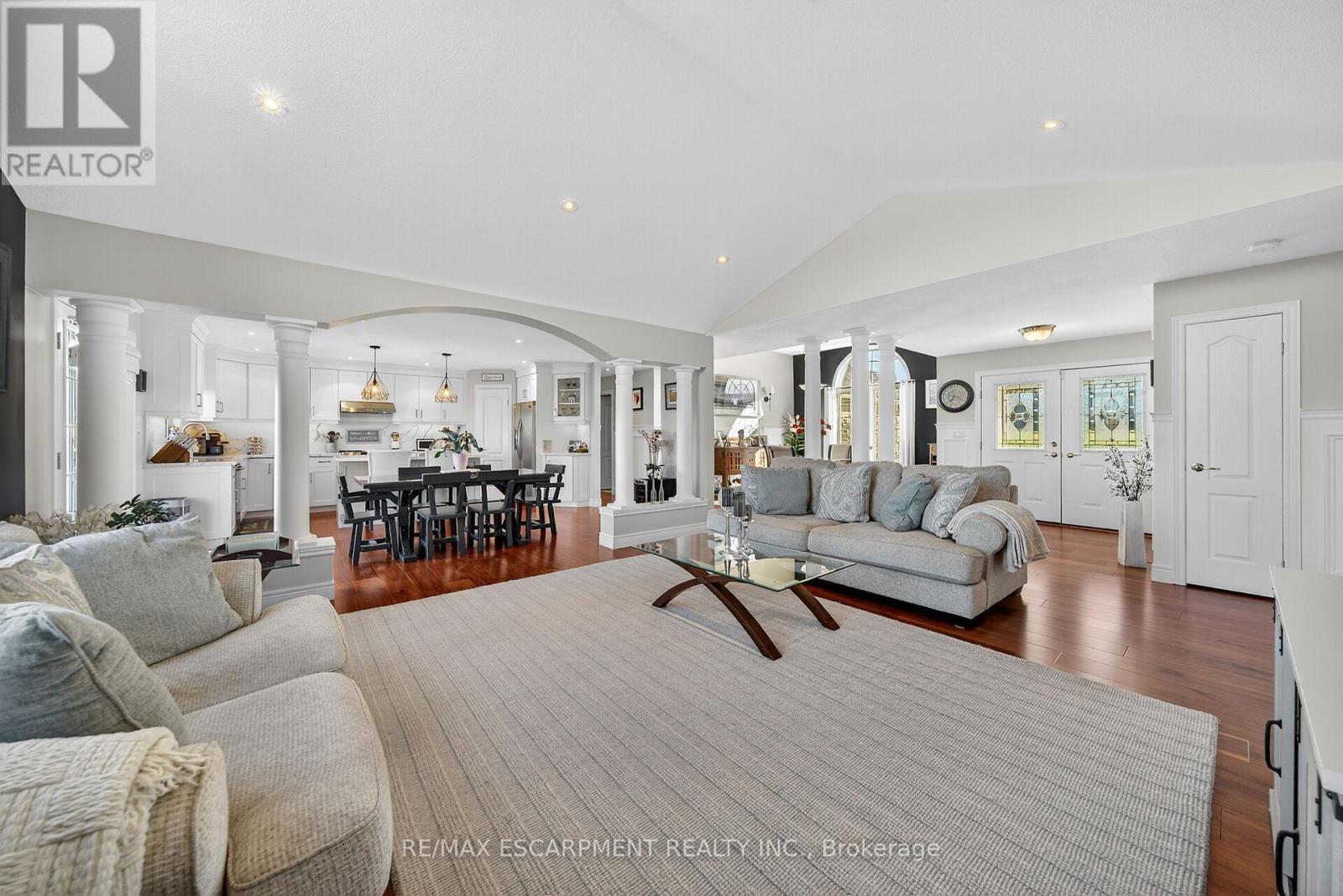 1140 River Road, Haldimand, ON - Indoor Photo Showing Living Room