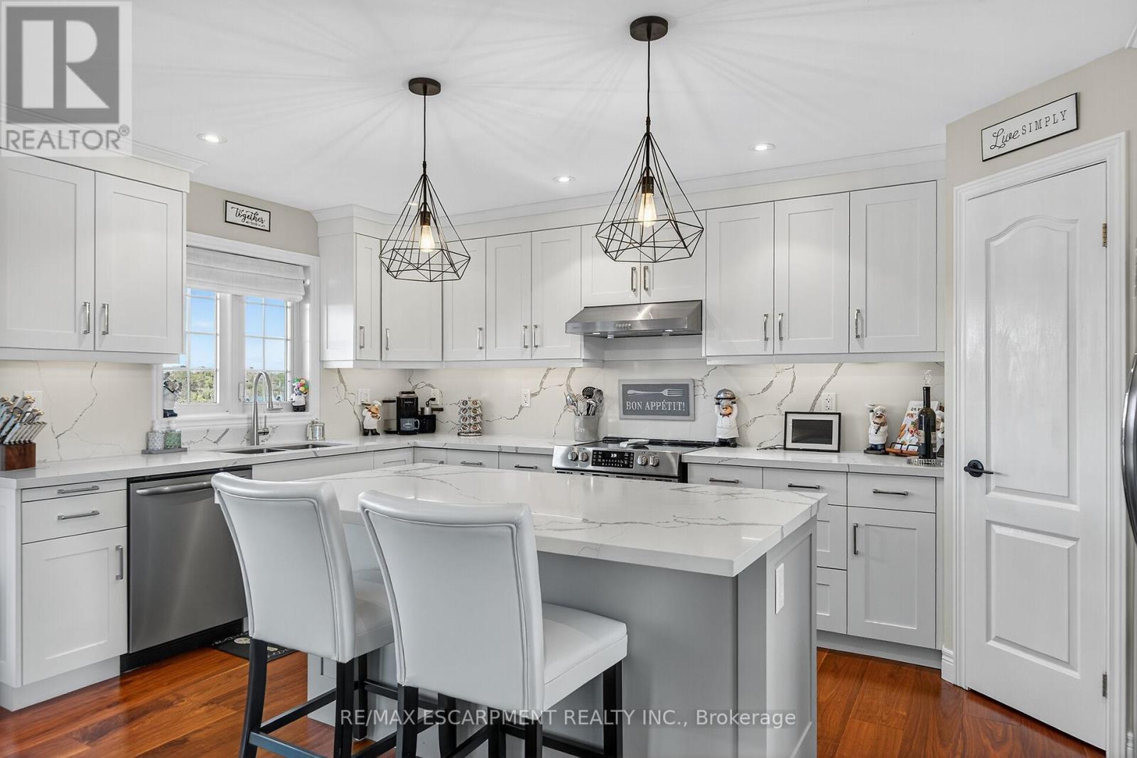 1140 River Road, Haldimand, ON - Indoor Photo Showing Kitchen With Upgraded Kitchen