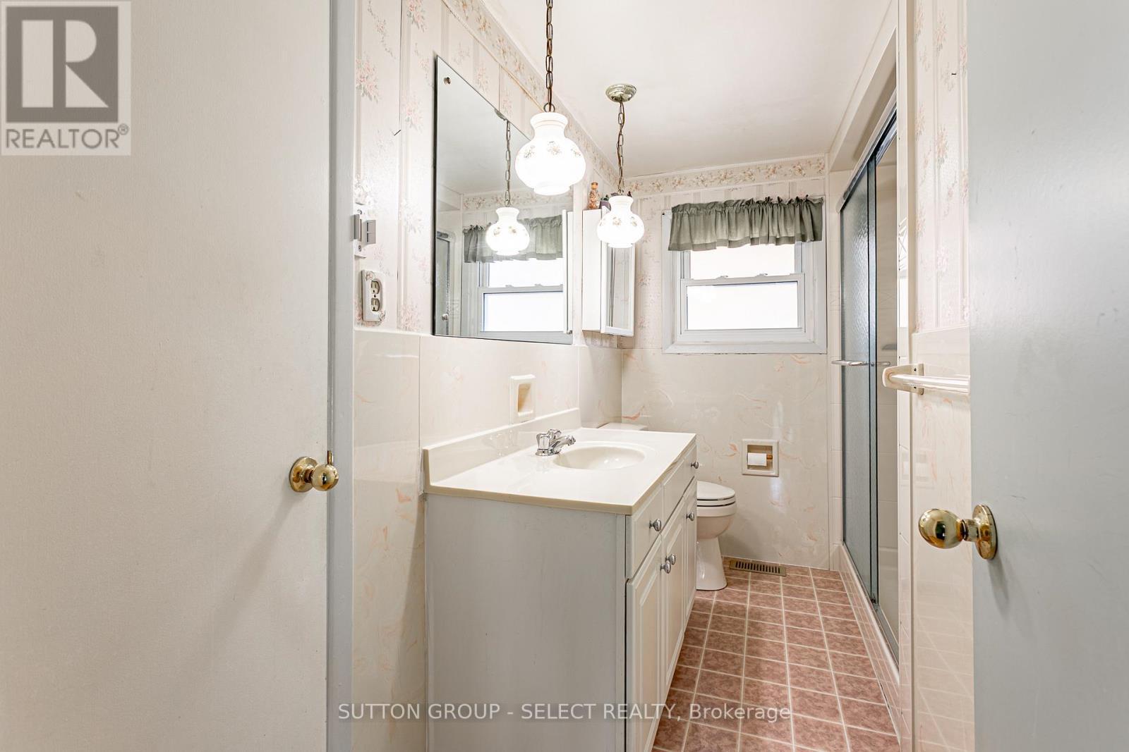 323 Base Line Road W, London South (South D), ON - Indoor Photo Showing Bathroom