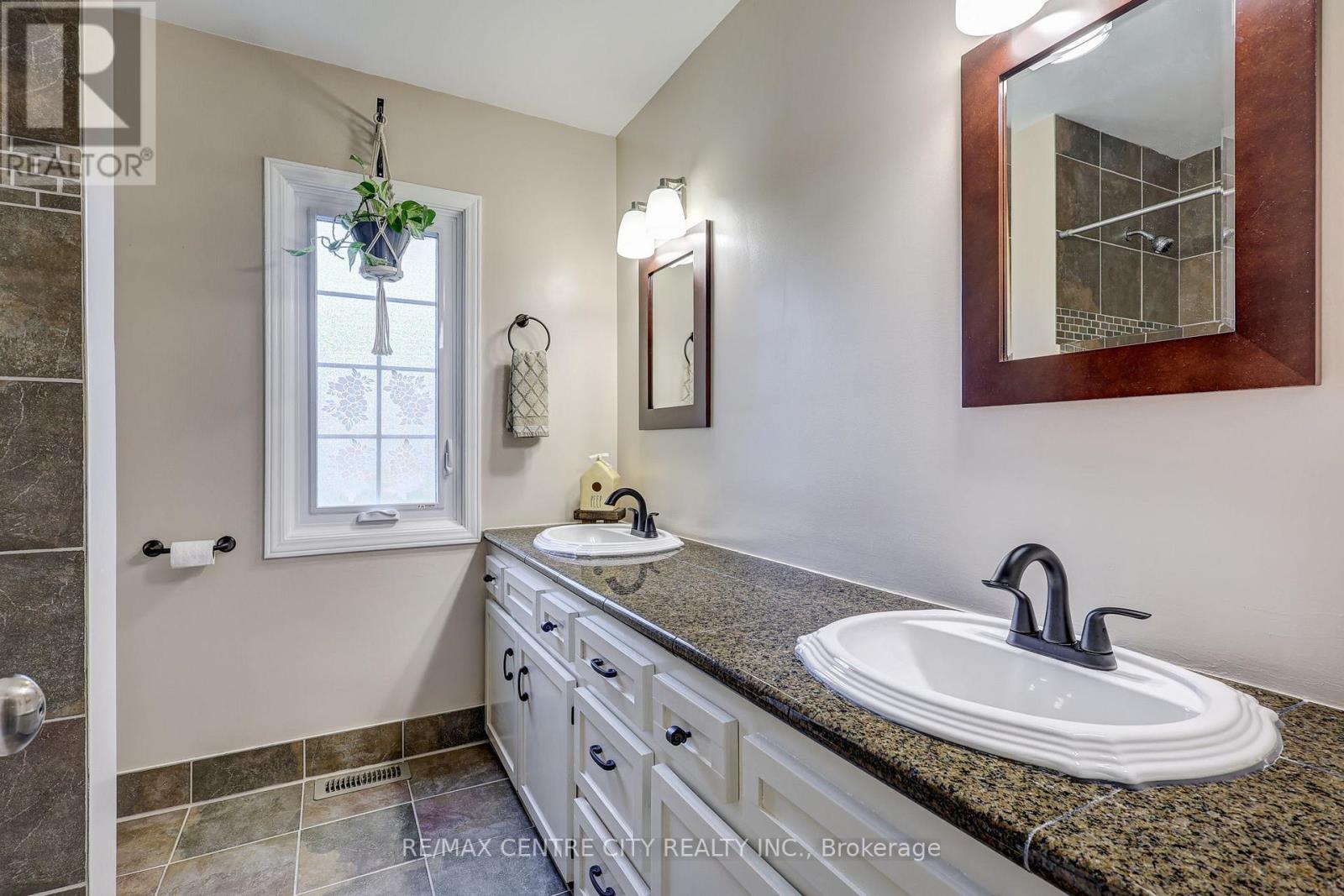 9255 West Street, Bayham (Straffordville), ON - Indoor Photo Showing Bathroom