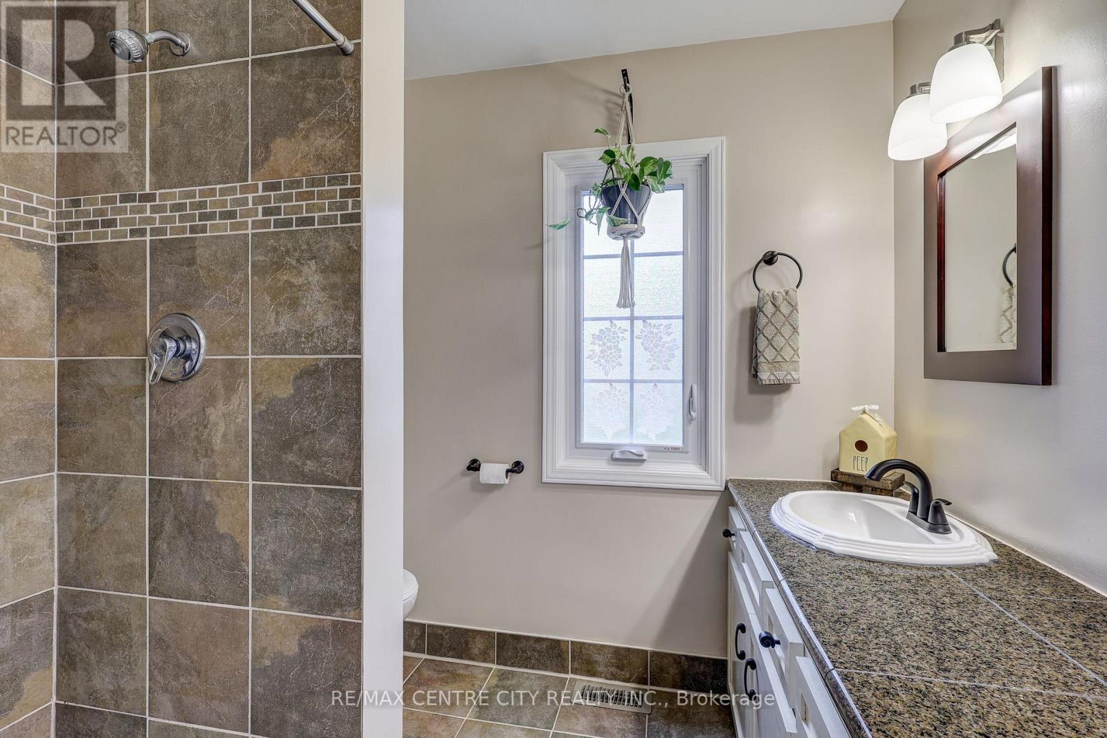 9255 West Street, Bayham (Straffordville), ON - Indoor Photo Showing Bathroom