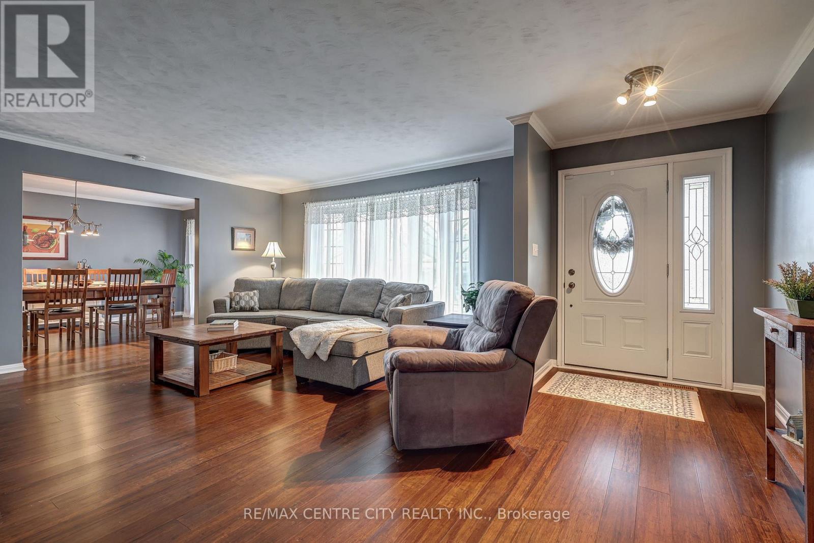 9255 West Street, Bayham (Straffordville), ON - Indoor Photo Showing Living Room