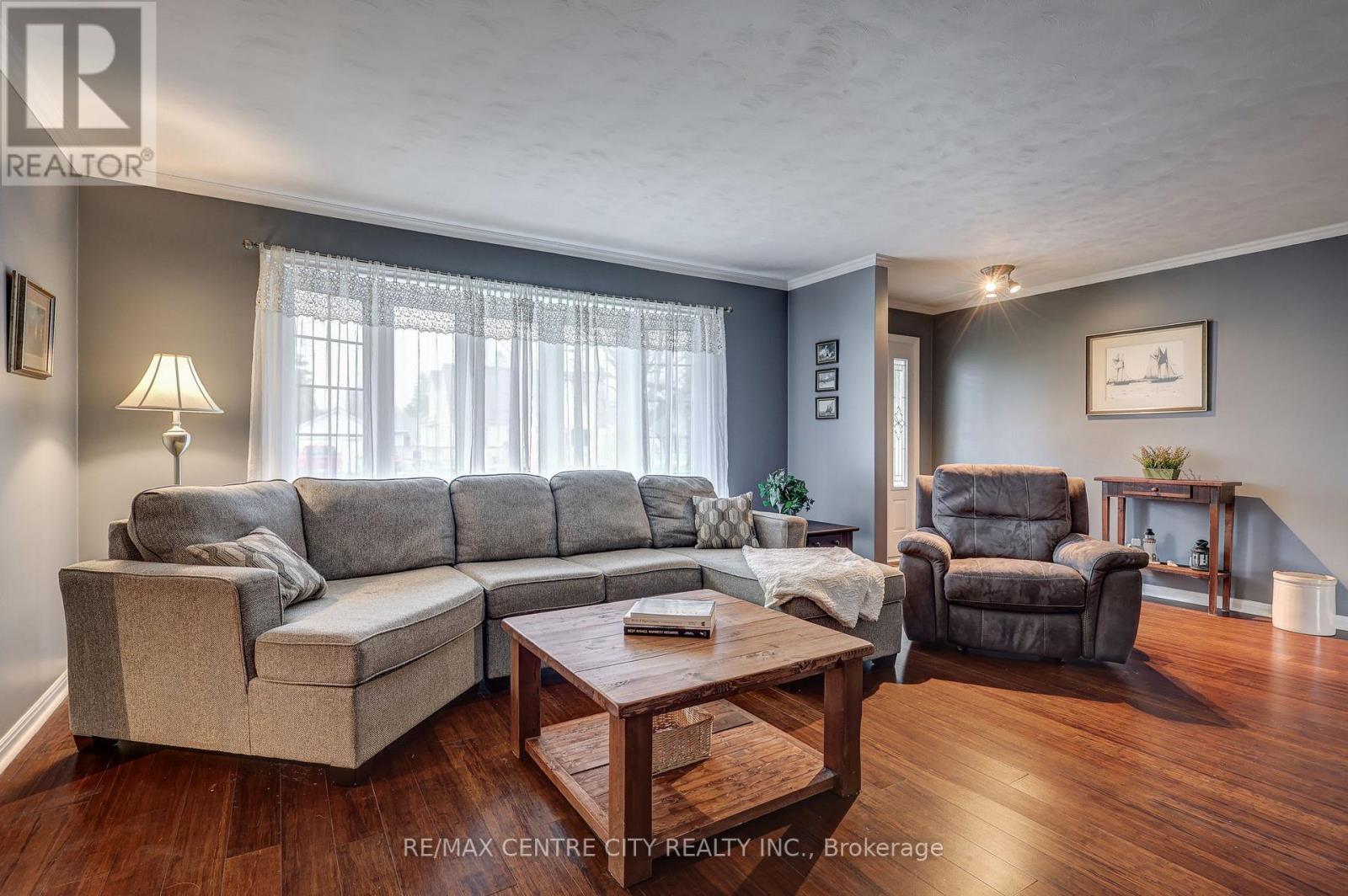 9255 West Street, Bayham (Straffordville), ON - Indoor Photo Showing Living Room