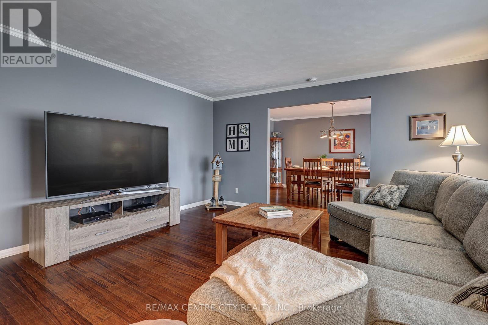 9255 West Street, Bayham (Straffordville), ON - Indoor Photo Showing Living Room