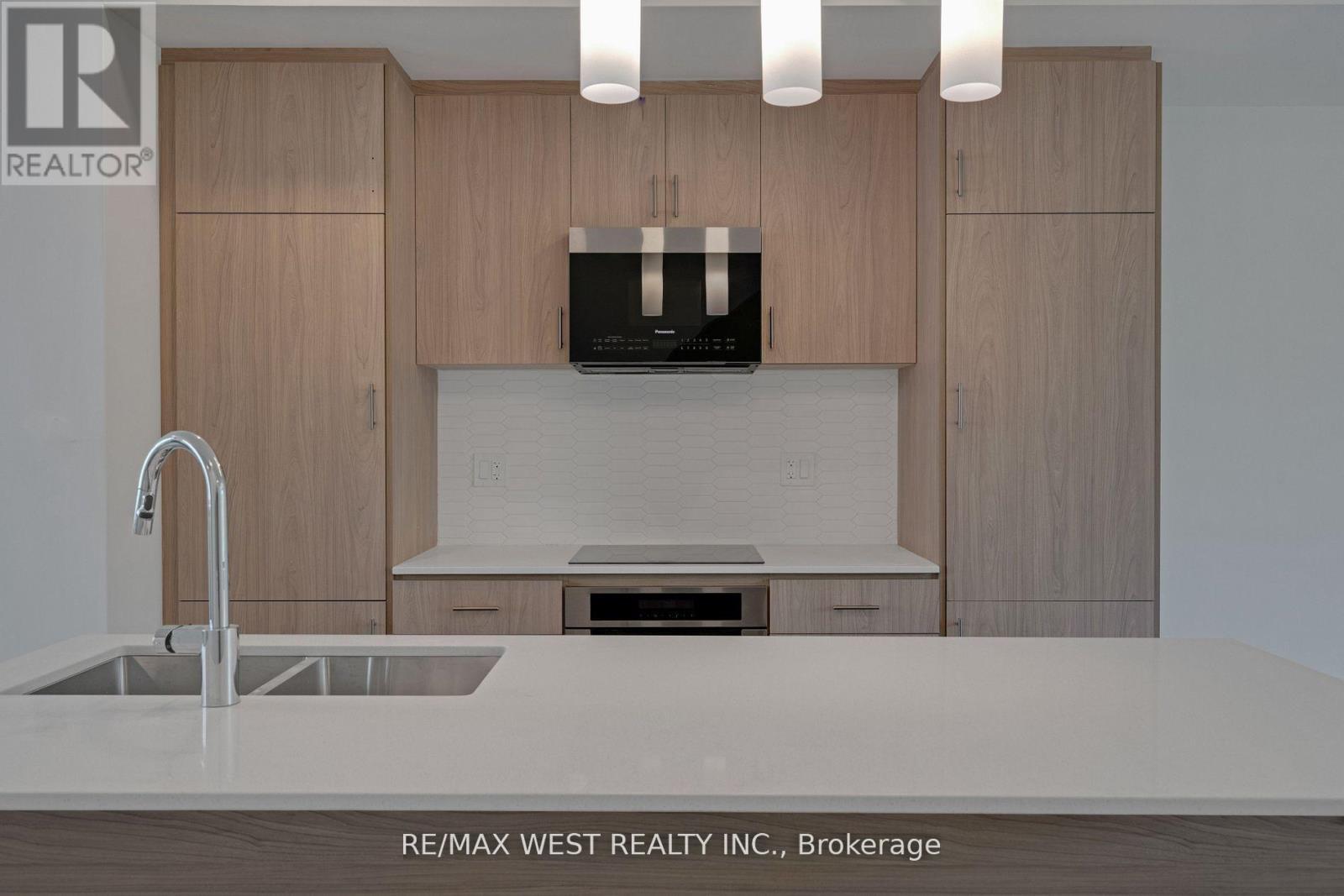 10 Rainwater Lane, Barrie, ON - Indoor Photo Showing Kitchen With Double Sink