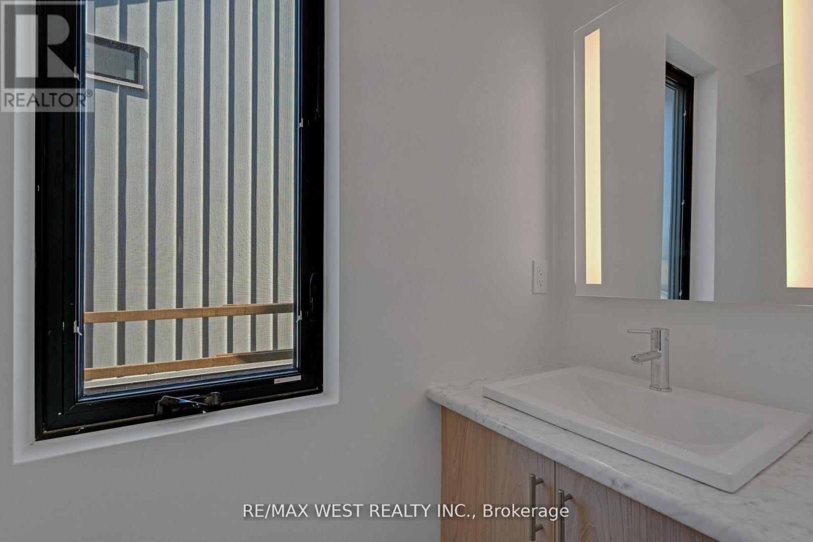 10 Rainwater Lane, Barrie, ON - Photo Showing Bathroom