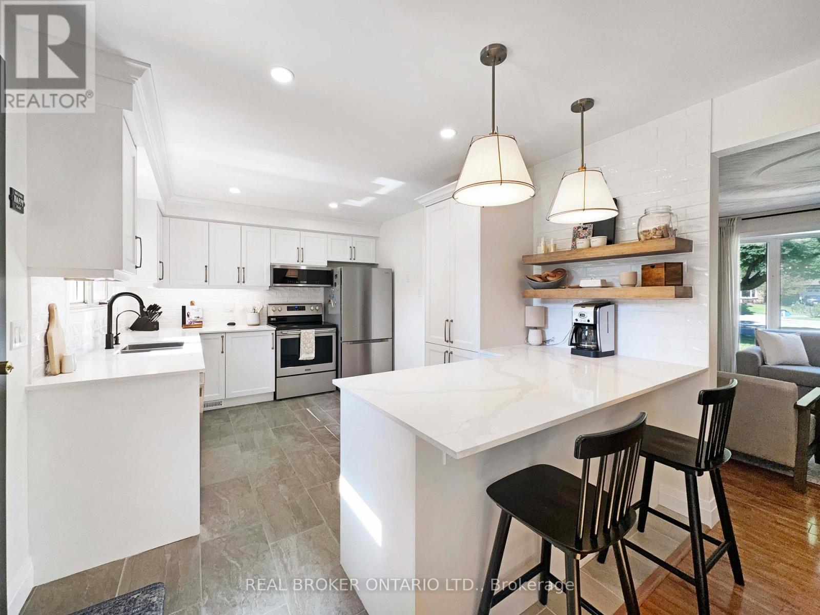 9 Normandy Circle, Norfolk, ON - Indoor Photo Showing Kitchen With Upgraded Kitchen