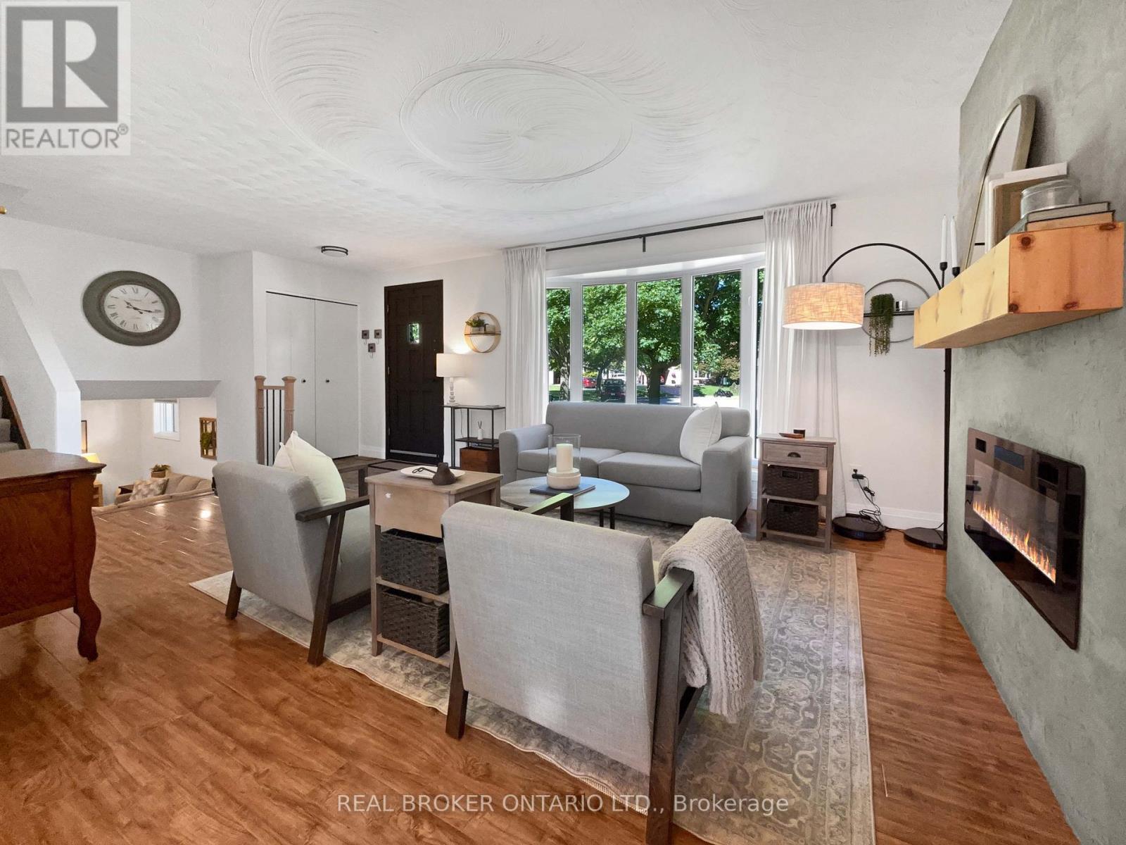 9 Normandy Circle, Norfolk, ON - Indoor Photo Showing Living Room With Fireplace