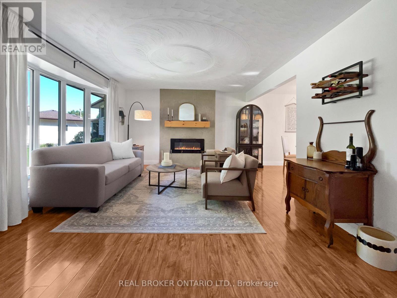 9 Normandy Circle, Norfolk, ON - Indoor Photo Showing Living Room With Fireplace