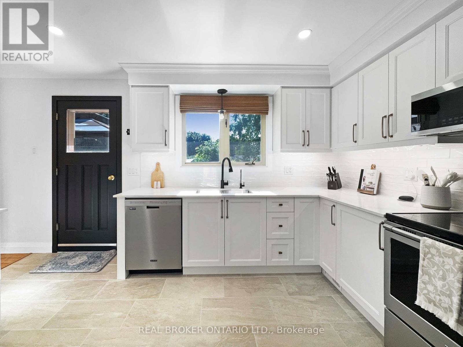 9 Normandy Circle, Norfolk, ON - Indoor Photo Showing Kitchen With Upgraded Kitchen