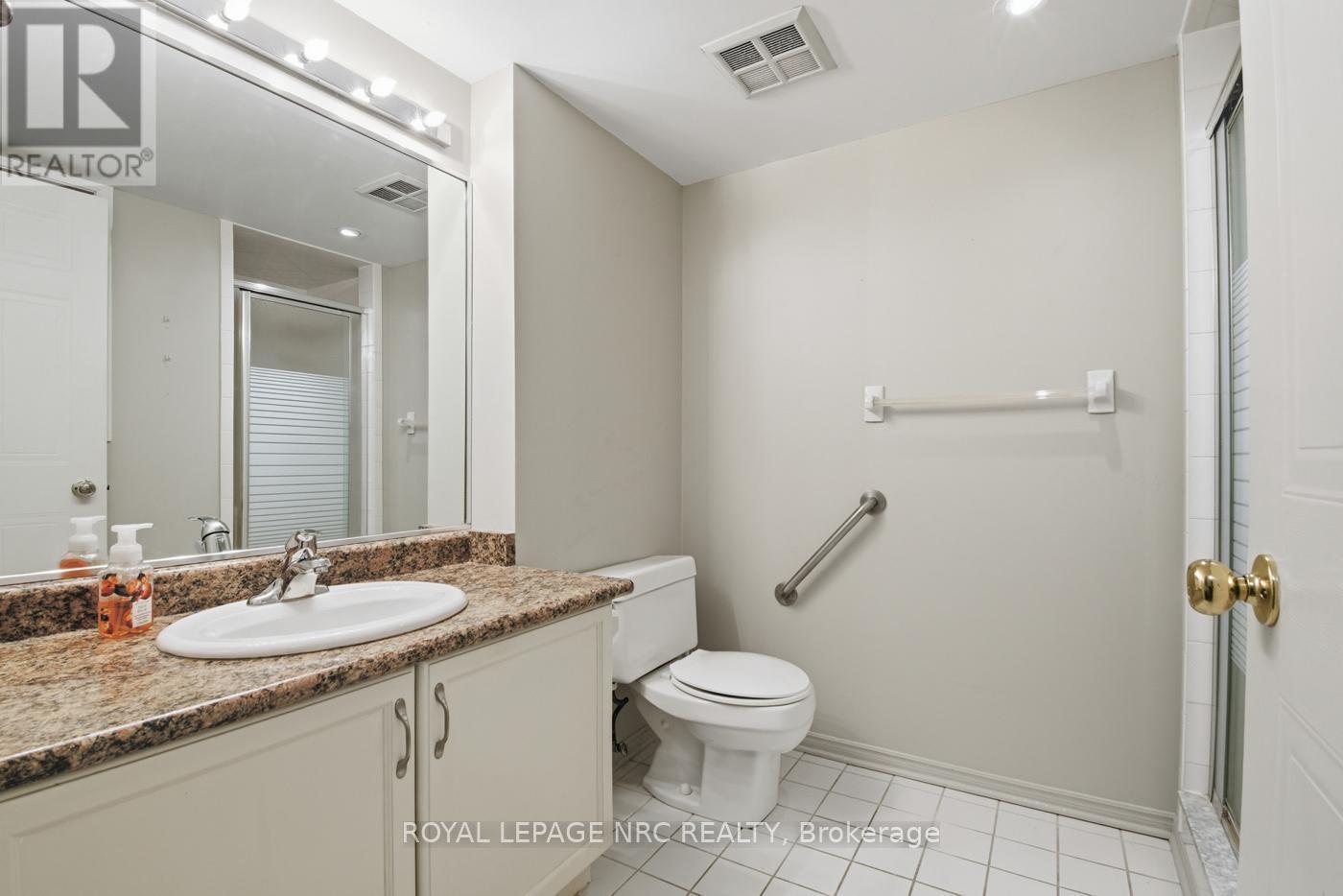 Bathroom - 102 - 3 Towering Heights Boulevard, St. Catharines (Glendale/Glenridge), ON - Indoor Photo Showing Bathroom