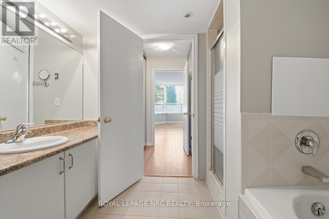 Primary En-Suite - 102 - 3 Towering Heights Boulevard, St. Catharines (Glendale/Glenridge), ON - Indoor Photo Showing Bathroom