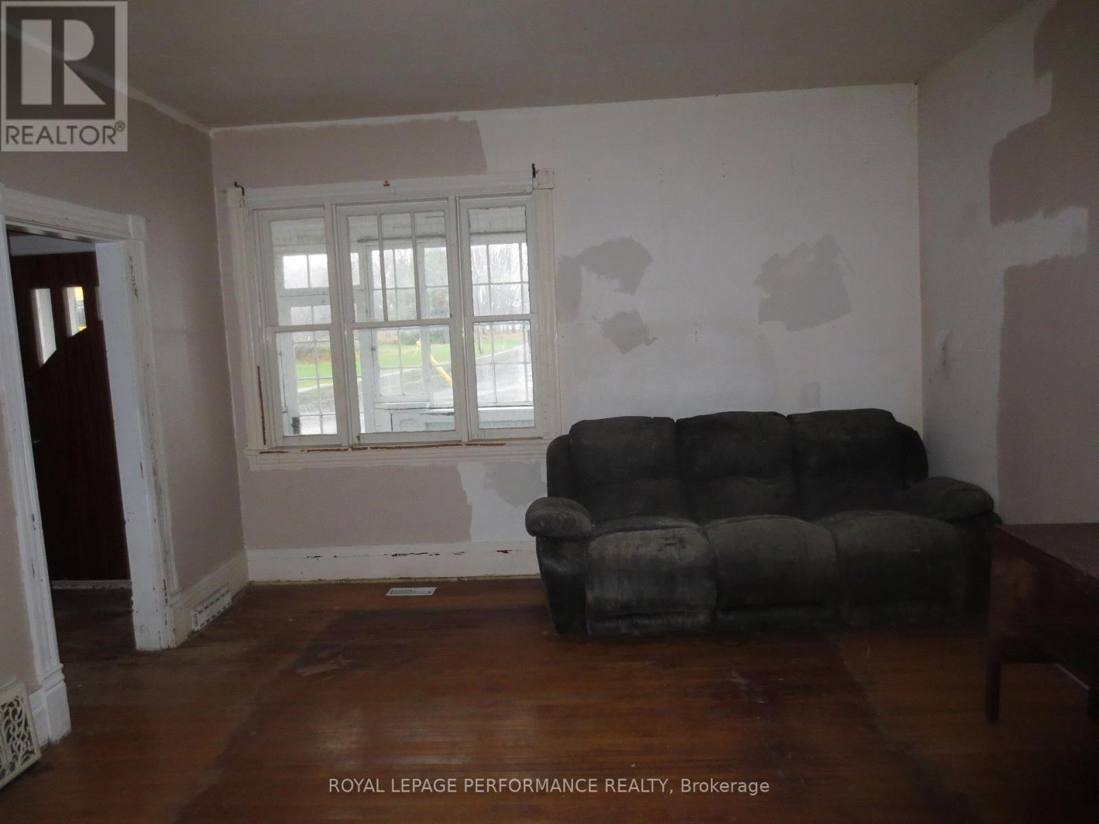 18491 Hughie Munro Street, North Glengarry, ON - Indoor Photo Showing Living Room