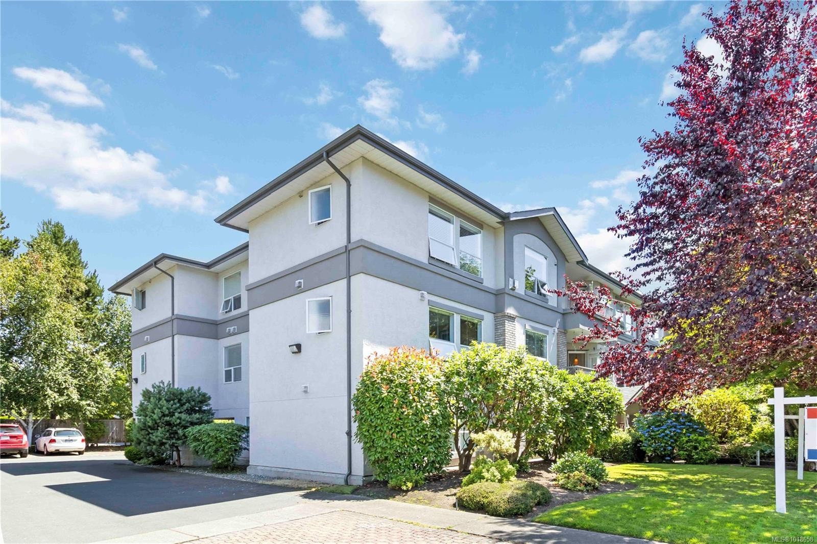 203-9945 Fifth St, Sidney, BC - Outdoor