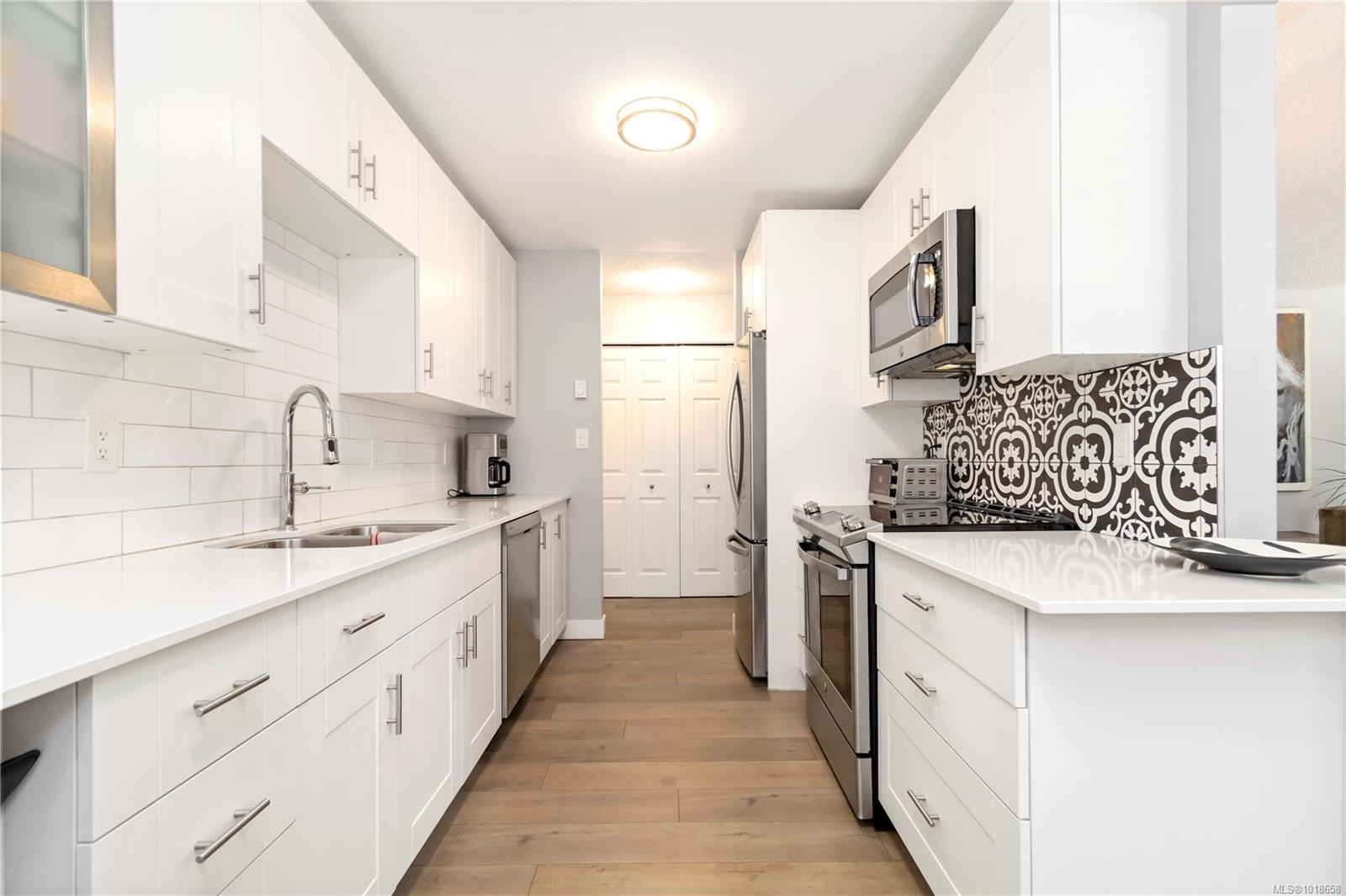 203-9945 Fifth St, Sidney, BC - Indoor Photo Showing Kitchen With Double Sink